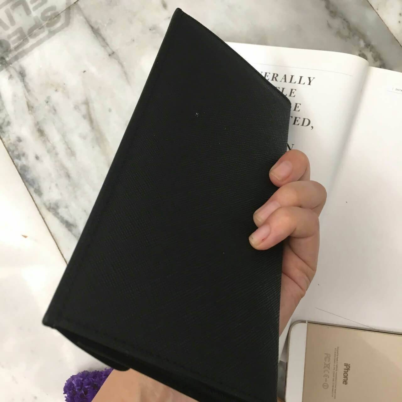 งานพรีเมี่ยมกิ้ฟ จากเคาเตอร์ต่างประเทศคะ ได้ กระเป๋าอเนกประสงค์ จากแบรนด์ PRADA มาค่า เป็นกระเป๋าหนัง saffiano ตามแบบฉบับของแบรนด์เลย มีช่องใส่บัตร ถึง 12 ช่อง และช่องซิปใส่ของจุกจิกได้คะ ขนาดกำลังดีคะ ถือแล้วสวยมากๆ อะไหล่ทองหรูมาก *ใช้แล้วสวยแน่นอน