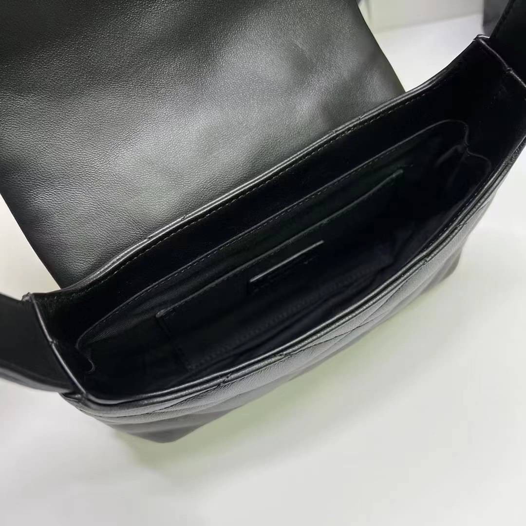 YSL le 57 hobo bag in quilted lambskin / YSL puffer handbag กระเป๋าถือหรือสะพายไหล่รุ่นใหม่ วัสดุหนังสัมผัสนิ่มมืออย่างดี ดีไซน์เรียบหรู ภายในโล่งกว้าง สามารถจุของสำคัญได้อย่างครบถ้วน ใบจริงหรูหรา ดูแพง มีไว้ติดบ้านสักใบ ยังไงก็คุ้มค่าจ้า