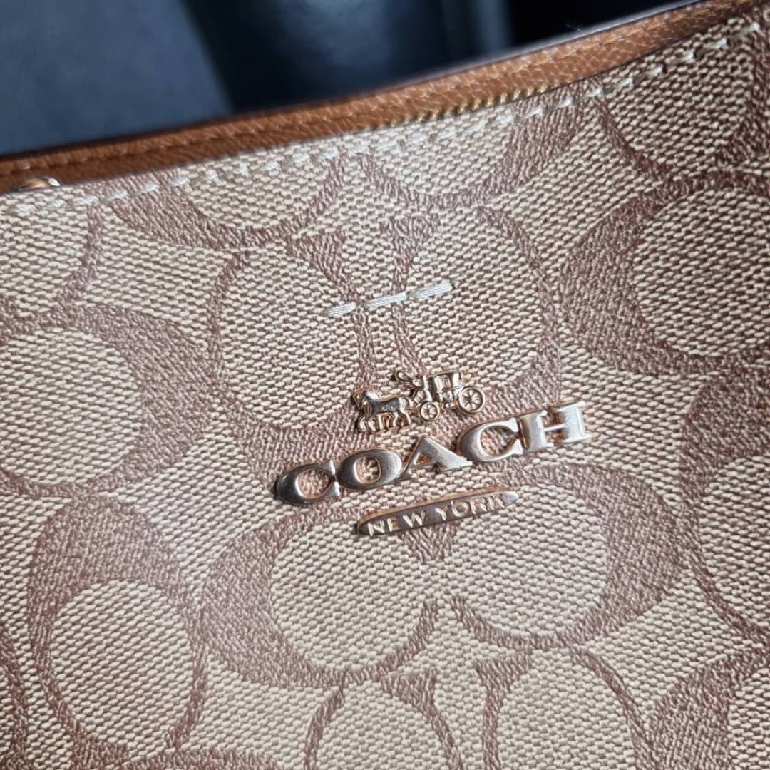 COACH 2312 SMALL TOWN BUCKET BAG IN SIGNATURE CANVAS รุ่นยอดนิยมใบเล็กมาครบสีแล้วจ้า กระเป๋าทรงบัคเก็ต สีผู้ดี๊ผู้ดี ตัวกระเป๋าดีไซน์คลาสสิคลายซี ดูโดดเด่น วัสดุหนังแคนวาสเคลือบลาย สวยคมทุกมุมจริงๆ!! เปิด-ปิดด้วยกระดุมแม่เหล็กทั้ง 2 ฝั่ง ภายในเป็นช่องโล่ง