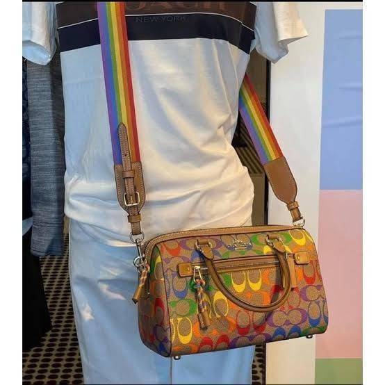 COACH ROWAN SATCHEL IN RAINBOW SIGNATURE CANVAS (COACH C4396)🌈 คอลเลคชั่นที่มาแรงที่สุด ร้อนแรงได้อย่างไม่มีแผ่วลงเลยสักนิด! โดดเด่น สดใส สะดุดตา🌈 ระดับตัวTOP ต้องยกให้เธอเลย กับ COACH ทรงหมอน 10" คอลเลคชั่นนี้// วัสดุหนังแคนว