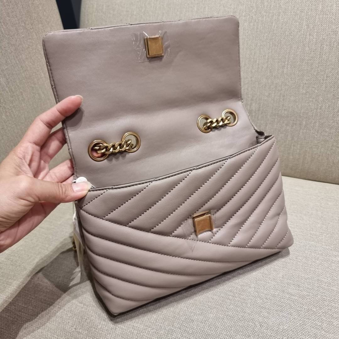 TORY BURCH KIRA CHEVRON CONVERTIBLE SHOULDER BAG (SMALL / MEDIUM) กระเป๋าสะพายรุ่นยอดฮิต ไซส์คลาสสิค ที่ใช้ยังไงก็ดูหรู ดีไซน์เฉพาะตัว วัสดุหนังแกะ สัมผัสนิ่ม เปิด-ปิดด้วยกระดุมแม่เหล็ก ภายในเป็นช่องโล่ง ใส่กระเป๋าสตางค์ มือถือ เครื่องสำอางค์ พาวเวอร์แบงค