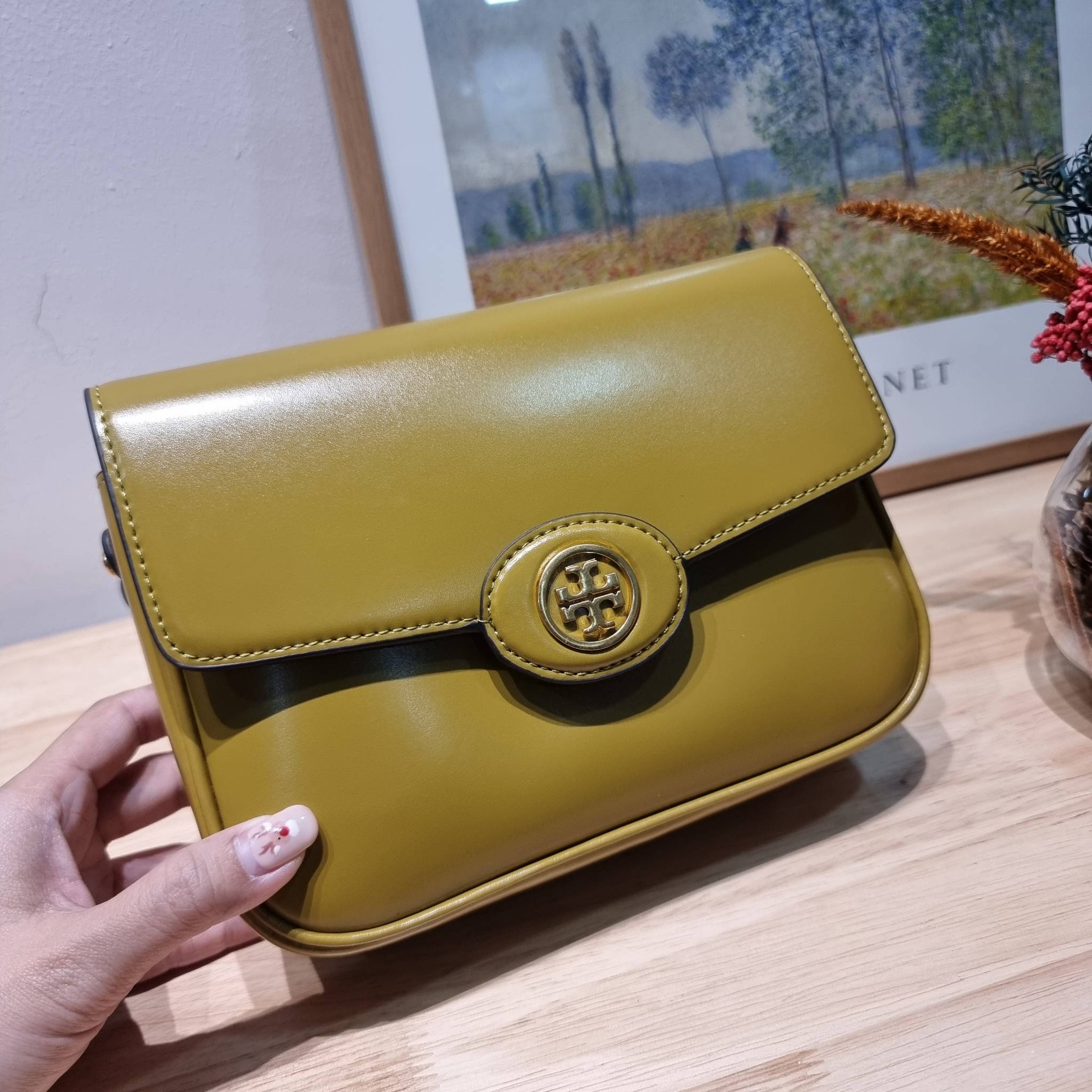 TORY BURCH ROBINSON SPAZZOLATO CONVERTIBLE SHOULDER BAG คอลเลคชั่นใหม่ สวยก่อนใคร ในราคาสุดคุ้ม! กับกระเป๋าสะพายไหล่ ดีไซน์สุดหรู หนังแก้วเงาสวยคม สีผู้ดี รูปทรงใช้งานได้ทุกลุค