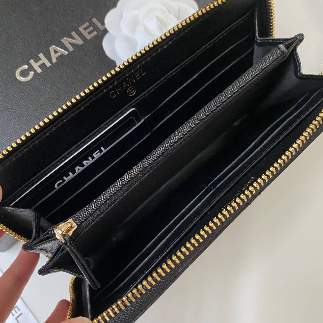 พรีเมี่ยมกิ๊ฟแท้ 100% 】CHANEL WALLET ZIP หนังแท้ กระเป๋าสตางค์ใบยาวซิปรอบ แนะนำรุ่นนี้ค่ะ งานพรีเมี่ยมกิ้ฟท์จากเค้าเตอร์ต่างประเทศ หนังสัมผัสเรียบ จากแบรนด์ CHANEL (GWP) ด้านหน้ามีโลโก้แบรนด์ CC โซ่ทองหรู
