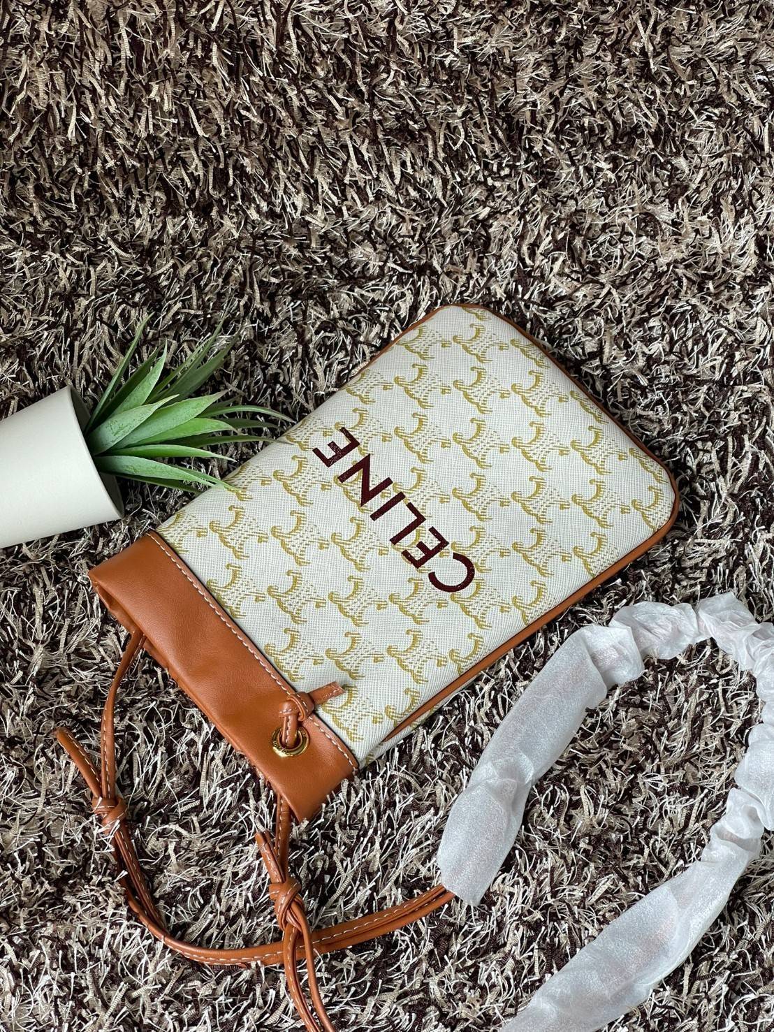 Celine Triomphe Pouch Crossbody Bag / Celine Phone Bag ในวันที่ต้องการความคล่องตัว เราสามารถหยิบกระเป๋าใส่โทรศัพท์ประเภทนี้เพื่อใส่เพียงแค่โทรศัพท์ เงิน และของสำคัญชิ้นเล็ก ๆ ได้เลย โดยไม่ต้องพกกระเป๋าใบใหญ่ ๆ ไปให้เกะกะ แถมยังดูเป็นแฟชั่นที่ทันสมัยอีกด้ว