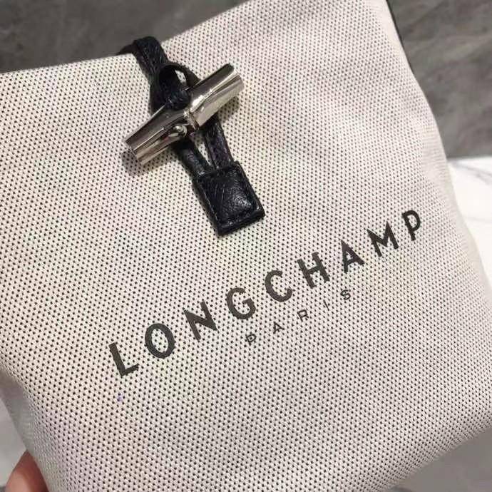 LONGCHAMP Roseau Bucket Bag กระเป๋าทรงถัง ถือหรือสะพายไหล่ได้ วัสดุผ้าฝ้าย แต่งหนังวัวลายนูน มีซับใน ด้านในกระเป๋าซิป1 กระเป๋าเล็ก1 อะไหล่เงิน มีสายยาวถอดสายได้ ปรับระดับไม่ได้ ดาราเซเลปใช้เพียบ รุ่นเดียวกับคุณแอนใช้ Hot Item!!!! ใบจริงสวยมากน้ำหนักเบา จุ