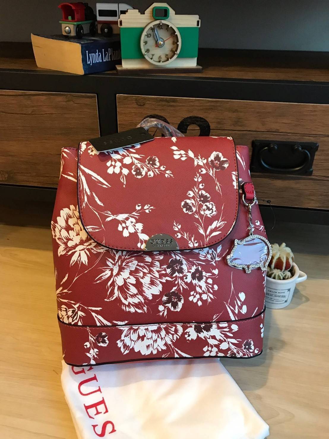 GUESS CASSIA LOGO BACKPACK รุ่นใหม่ชนช้อป!! กระเป๋าเป้สะพายขนาดกลาง ตั้งอยู่ทรงสวย เปิดปิดด้วยกระดุมแม่เหล็ก ขยายปากกระเป๋าได้ด้วยกระดุมทั้ง2ด้าน ภายในบุผ้ามีลายsignatureแบรนด์ มีช่องซิปแยกจากช่องใหญ่ ด้านหลังมีช่องซิปเพิ่มใช้งานได้จริง สายสะพายปรับความยา