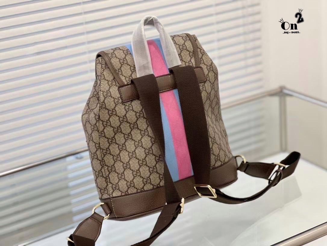 GUCCI Backpack with Interlocking G / GG Coated Canvas Backpack กระเป๋าเป้กุชชี่ใช้ได้ทั้งหญิงชาย ไม่ว่าจะวันธรรมดาหรือวันไปเที่ยว เพียงแค่สะพายกระเป๋าเป้ใบนี้ติดตัวไปด้วย ก็เพิ่มความมีสไตล์ให้กับตัวเองได้แล้ว ด้วยรูปทรงและลายตารางอันเป็นสัญลักษณ์ของแบรนด์