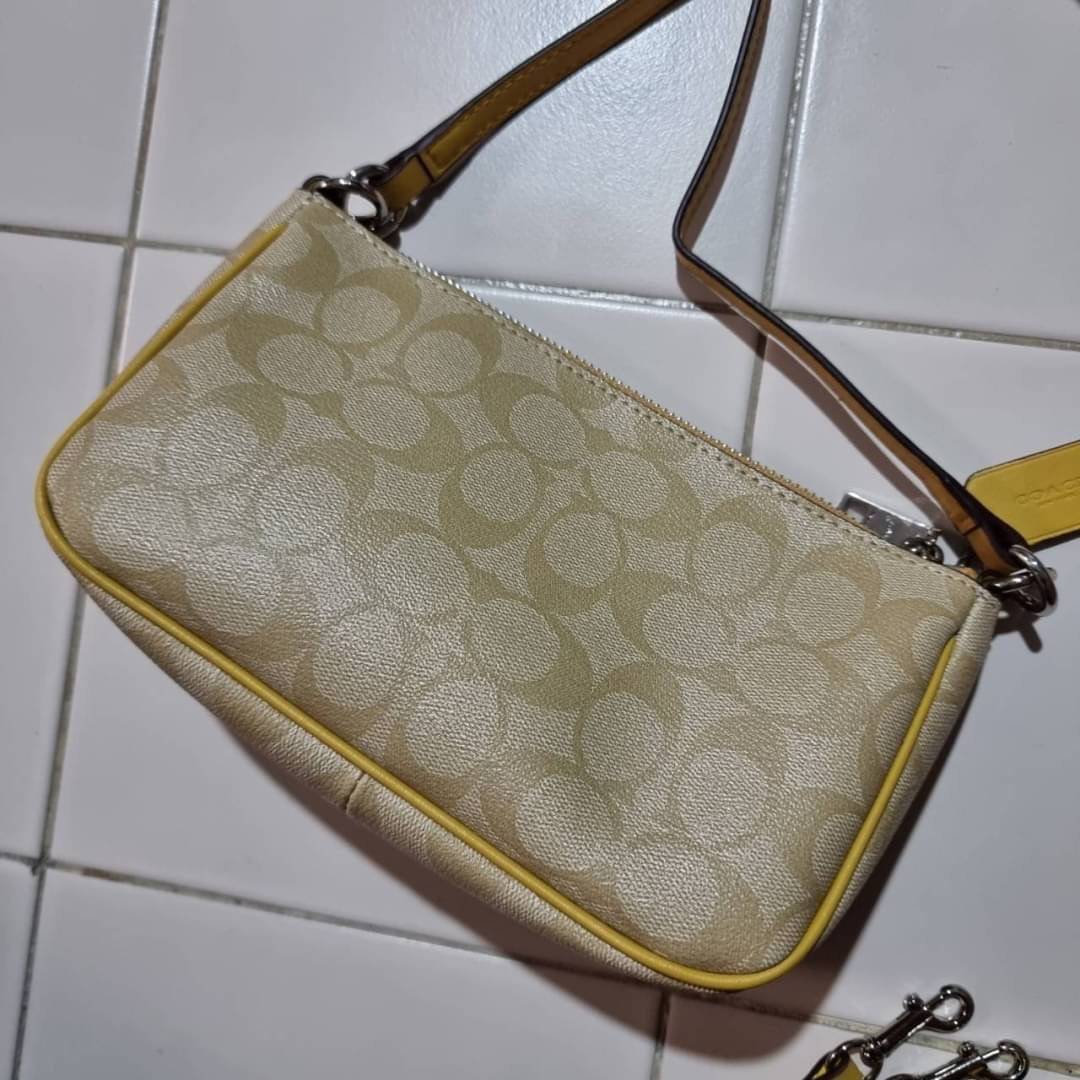 COACH F58321 TOP HANDLE POUCH อีกรุ่นฆ่าไม่ตาย!! 😎 ขายดีขายหมด ขายรวยขายปังๆ!! กระเป๋าพอชจากโค้ช ทรงใช้งานง่าย สะดวก กะทัดรัด วัสดุหนังแคนวาสเคลือบคุณภาพดี มาพร้อมสายคล้องในตัว และสายสะพาย crossbody ปรับเปลี่ยนได้ตามสไตล์ อีกหนึ่งไอเท็มที่สาวๆต้อง