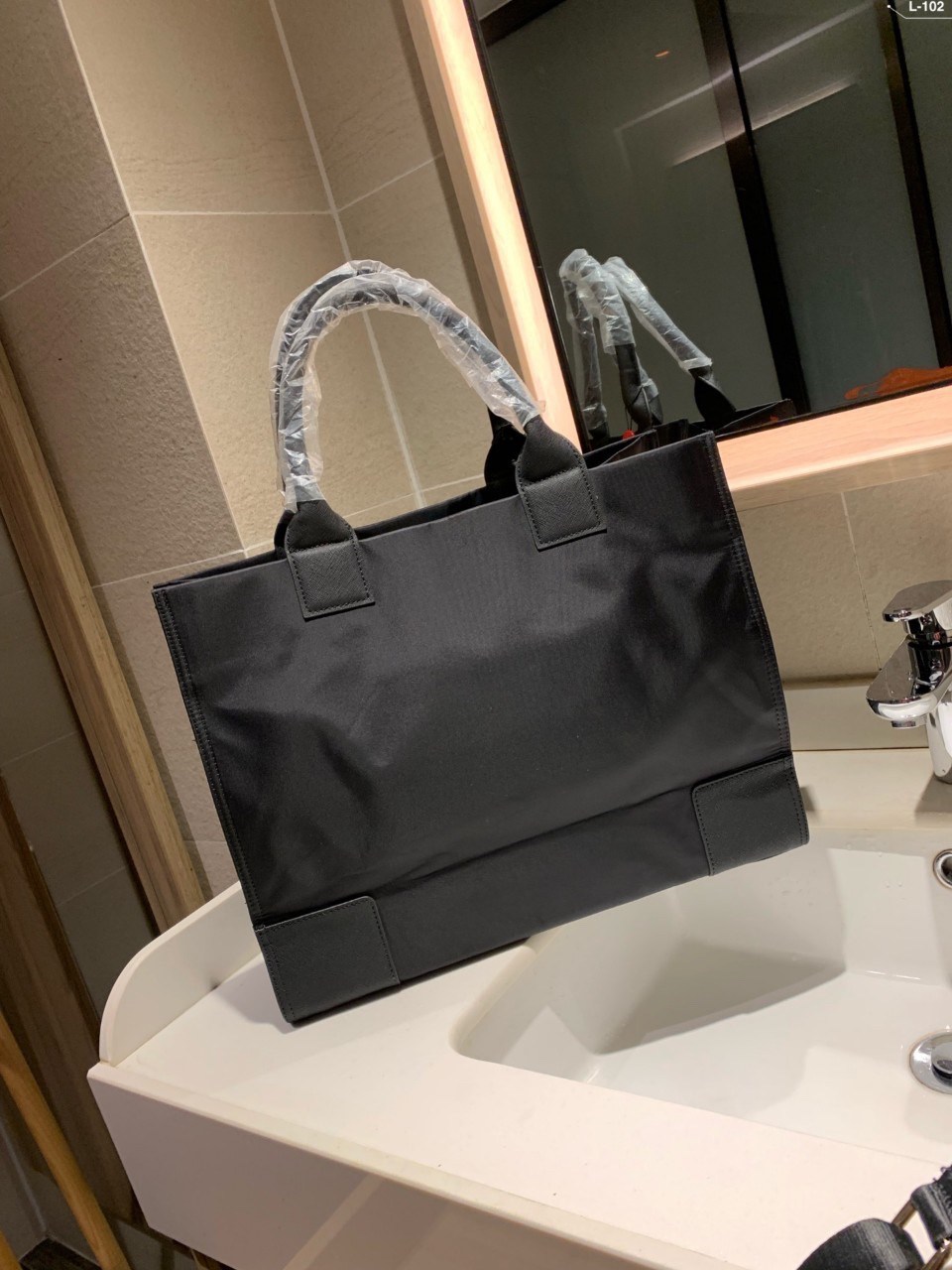 ของแท้ 💯% TORY BURCH ELLA TOTE BAG กระเป๋าทรง SHOPPING วัสดุ NYLON ทั้งใบตัดด้วยหนัง SAFFIANO ดำ แต่งโลโก้แบรนด์ด้านหน้า ด้านในเปิดปิดด้วยกระดุมแม่เหล็ก