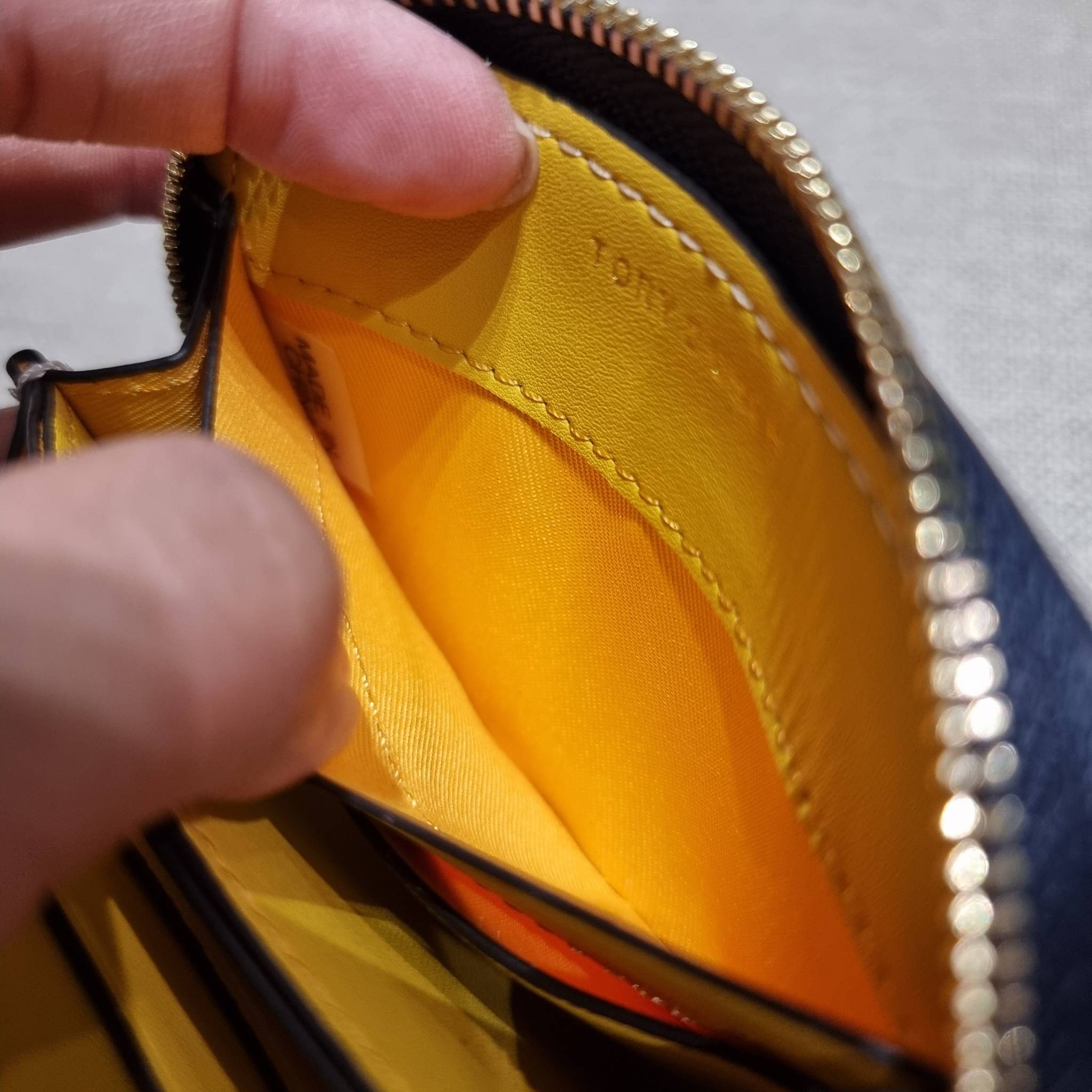 TORY BURCH T MONOGRAM ZIP COIN CASE จัดไปเลยจ้า กับกระเป๋าสตางค์รับทรัพย์ ใบสั้น สวยหรู ขนาดเหมาะมือ ถือแล้วขับผิว วัสดุผ้า jacquard ตัดสลับหนังแท้ รูดเปิด-ปิดด้วยซิป ภายในมีช่องใส่บัตร ใบนี้ใส่เหรียญ ใส่ธนบัตรได้ (พับ) พกพาได้สะดวก ไม่กินพื้นที่กระเป๋าใบ