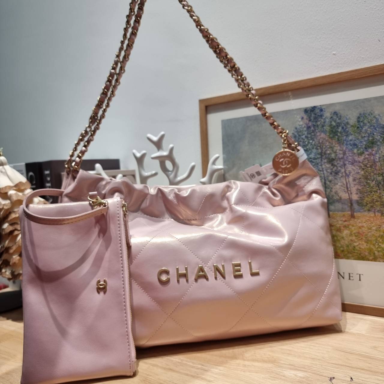Chanel 22 horizontal bag แรงเกินต้านที่สุดกับไอเท็มนี้ ที่สาวๆหรือใครๆก็ต้องมี มาในไซส์ใหญ่ รูปทรงใช้ง่ายขึ้น แต่ยังจุได้หนักๆเหมือนเดิม ดูหรูหรา เกินเรื่องที่สุด