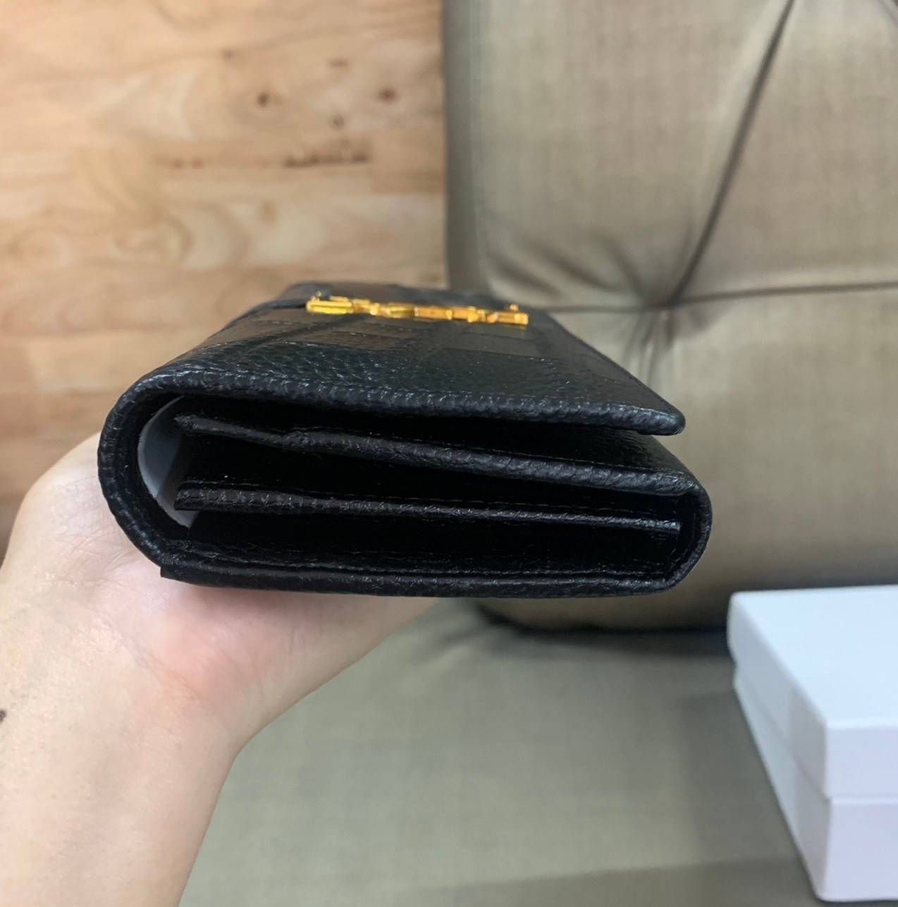 กระเป๋าสตางค์ใบยาว SAINT LAURENT YSL BAG VIP GIFT WITH PURCHASE (GWP) พรีเมี่ยมกิ้ฟ Limited Edition จาก YSL DUTY FREE COUNTER วัสดุหนังแกะหนังเคราะห์ ตกแต่งลวดลายหนังจรเข้ หนังขึ้นรูปเงาสวย ทรงหรู ดูดีมากๆค่ะ น้ำหนักเบา จับถนัดมือ