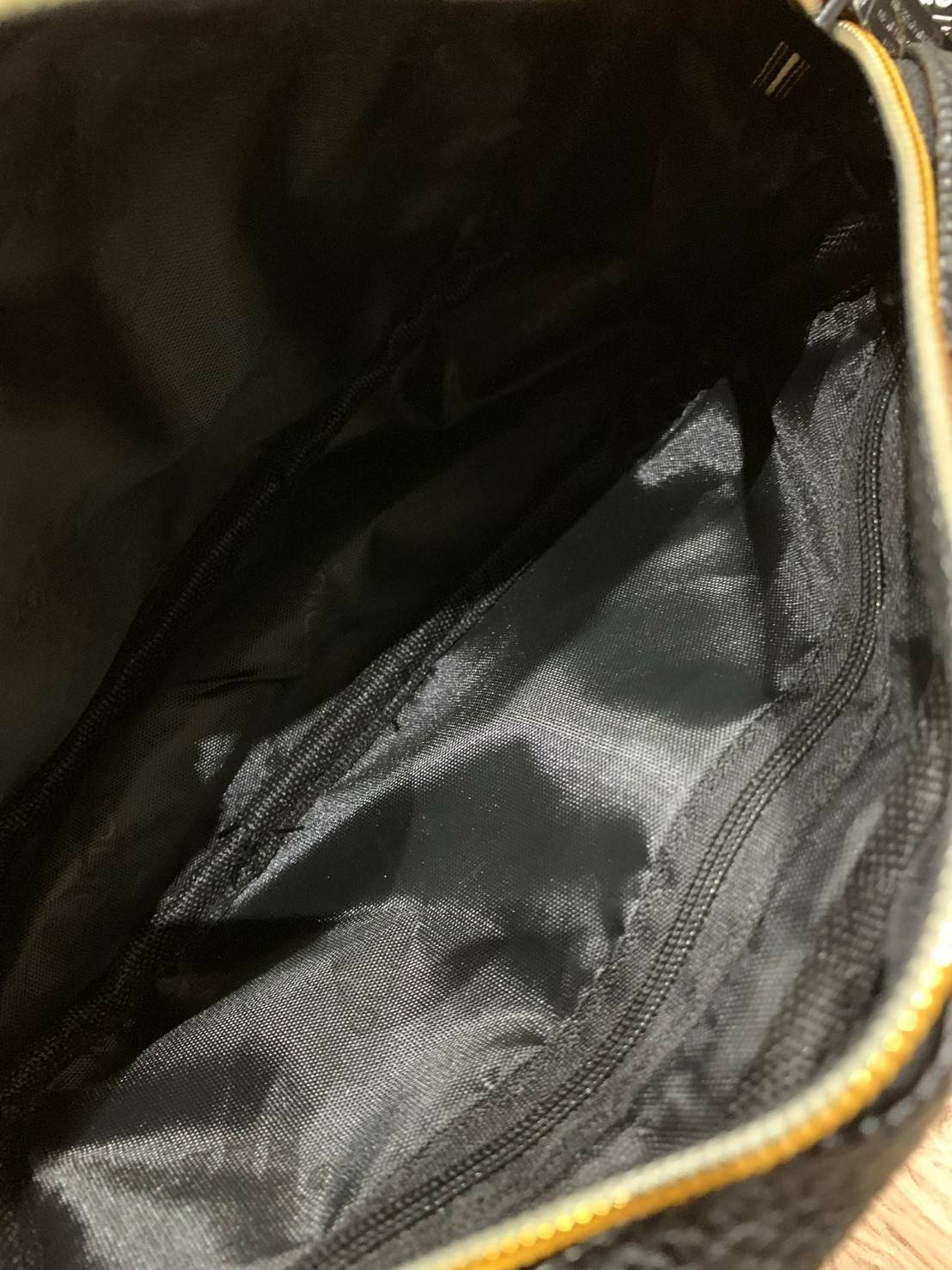 Adidas mini waist bag กระเป๋าสะพายคาดอกหรือคาดเอวขนาดมินิ วัสดุหนังpuลายหนังแกะเทียม มีช่องซิปใช้งาน2ช่อง ใส่โทรศัพท์มือถือได้ทุกรุ่น สายสะพายปรับความยาวได้ฟรีไซส์ ออกแบบมาเพื่อใช้งานได้ทั้งหญิงและชายเลยคร้า!!