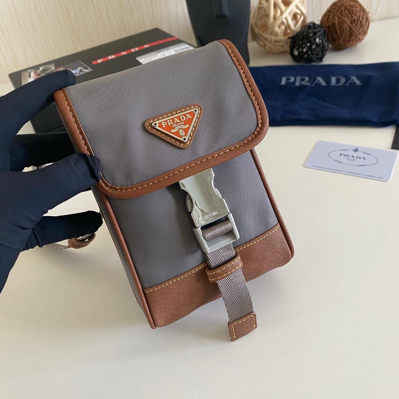 VIP Prada crossbody nylon bag PRADA Re-Nylon and Saffiano leather smartphone case พร้อมส่ง สีเข้าใหม่ เป็นรุ่นที่ถามหากันเยอะมากๆ งานสวยมาก ทำจากผ้าnylonพิเศษ สลับหนังแท้ ใช้ได้ทั้งชาย-หญิง จะ Cross body คาดเอว หรือคล้องกับหูกางเกงชิคๆ ก็เท่มากเลยค่าา งาน