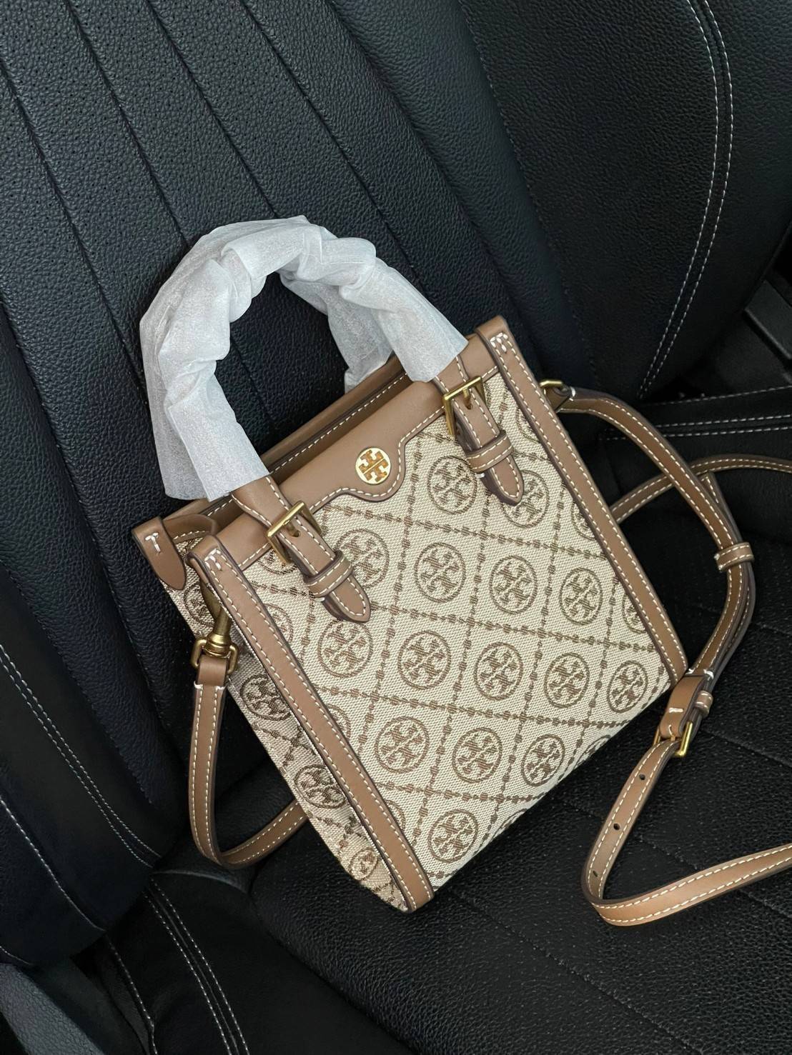 Tory burch t monogram jacquard mini tote ลวดลายT monogram ด้วยโลโก้สุดไอคอนนิคของแบรนด์ โดดเด่นด้วยกราฟฟิคและดีไซน์ ออกมาในหลายรูปแบบหลายคอลเลคชั่น แต่ละคอลเลคชั่นสวยหรูไม่แพ้กัน ทรงมินิโท้ท ขนาดกำลังดี ใช้งานง่าย ก็เป็นอีกหนึ่งรุ่นที่ทันยุคทันสมัยที่สาวๆ