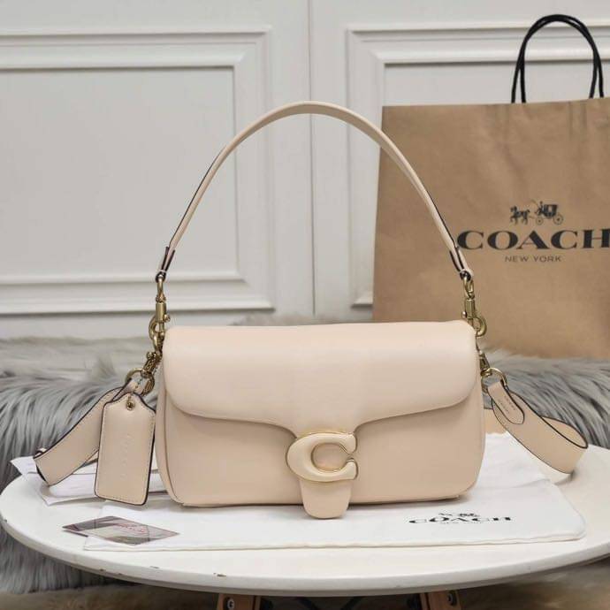COACH PILLOW TABBY SHOULDER BAG 26 ไซส์ใหญ่ จุของได้ล้นๆ มาใหม่ขายดีที่สุด หนัง nappa หนานิ่ม นุ่มมากๆ พร้อมโลโก้รุ่นใหม่ด้วยเช่นกัน เพิ่มความหรู ดูดีเข้าไปอีกค่ะ