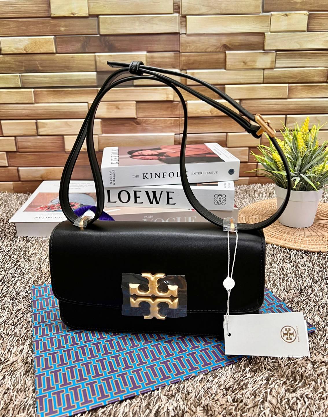 TORY BURCH ELEANOR CONVERTIBLE SHOULDER BAG ((89644)) รุ่นใหม่ สวยตามคนดังเซเลบกันเลยค่า! พร้อมส่ง ห้ามพลาดก่อนหมด ต้องมีติดตัวสักใบค่า กระเป๋าหิ้ว//คล้องไหล่ หรือสะพายข้างได้ หนังแท้เรียบ ผิวลื่น หรูมากๆสำหรับรุ่นนี้ เปิด-ปิดกระเป๋าแบบแม่เหล็กโลโก้แบรนด์