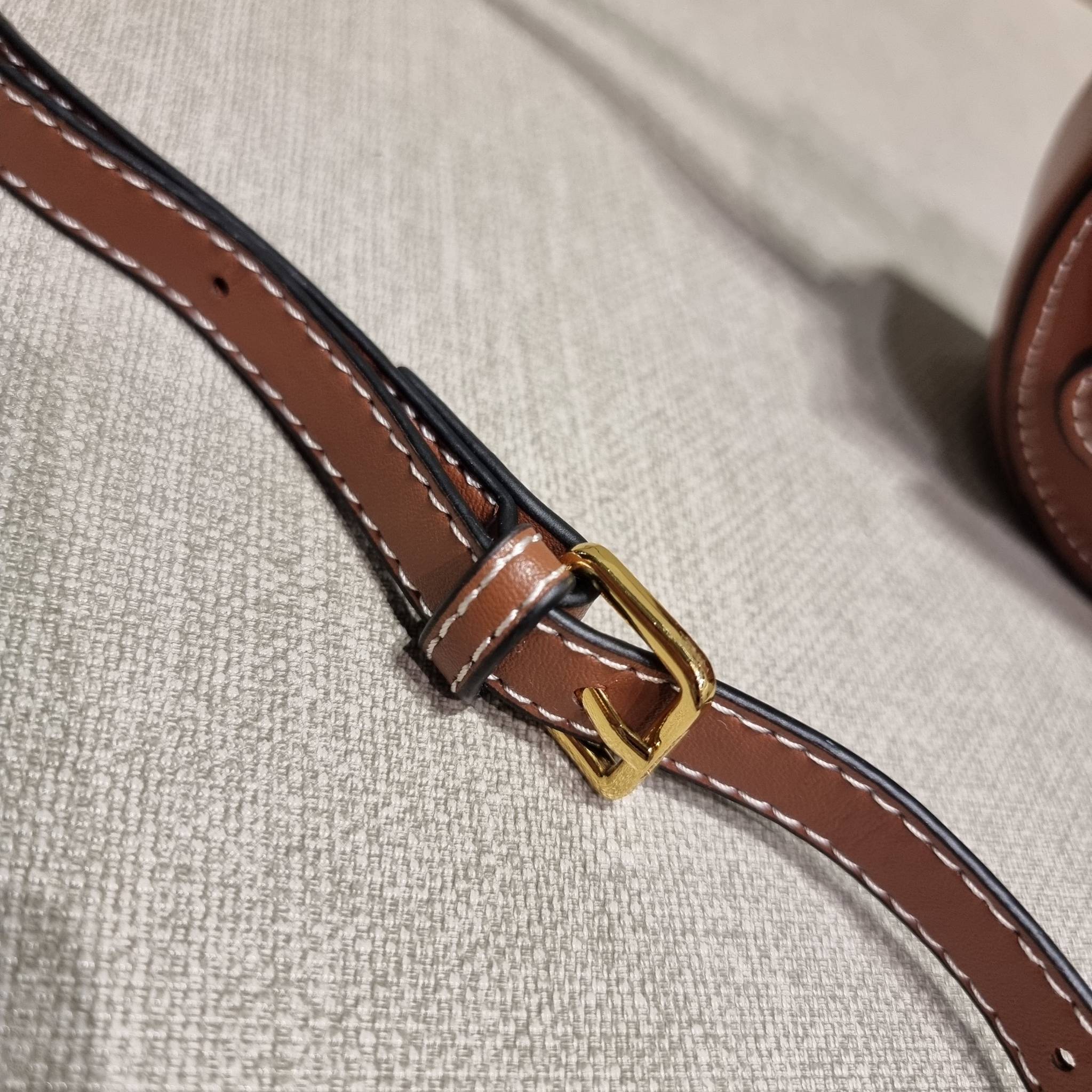 CELINE BESACE CUIR TRIOMPHE MINI BAG รุ่นที่หนุ่มๆสาวๆต่าวก็ถามหา!! เดอะเบสท์เซลเลอร์ กระเป๋าสะพายมินิไซส์ เล็กแต่ปังมาก!! ดีเทลเรียบแต่หรู วัสดุหนังแท้ สีคลาสสิค เปิด-ปิดด้วยกระดุมแน่นหนา ภายในเป็นช่องโล่ง สายสะพายในตัวปรับได้ตามชอบ ใบนี้สามารถใส่บัตร ใส