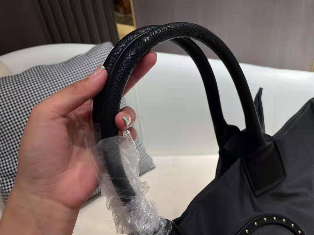 TORY BURCH ELLA TOTE BAG *BUY1GET1 สวยคุ้มในราคาสบายกระเป๋า‼️ กระเป๋าทรง SHOPPING วัสดุ NYLON ทั้งใบตัดด้วยหนัง SAFFIANO ดำ ตกแต่งด้วยหมุดรอบโลโก้แบรนด์ ด้านในบุผ้าปั้มแบรนด์ เปิดปิดด้วยกระดุมแม่เหล็ก ช่องกว้างหลักหนึ่งช่องและช่องซิปอีกช่อง พร้อมช่องใส่ขอ