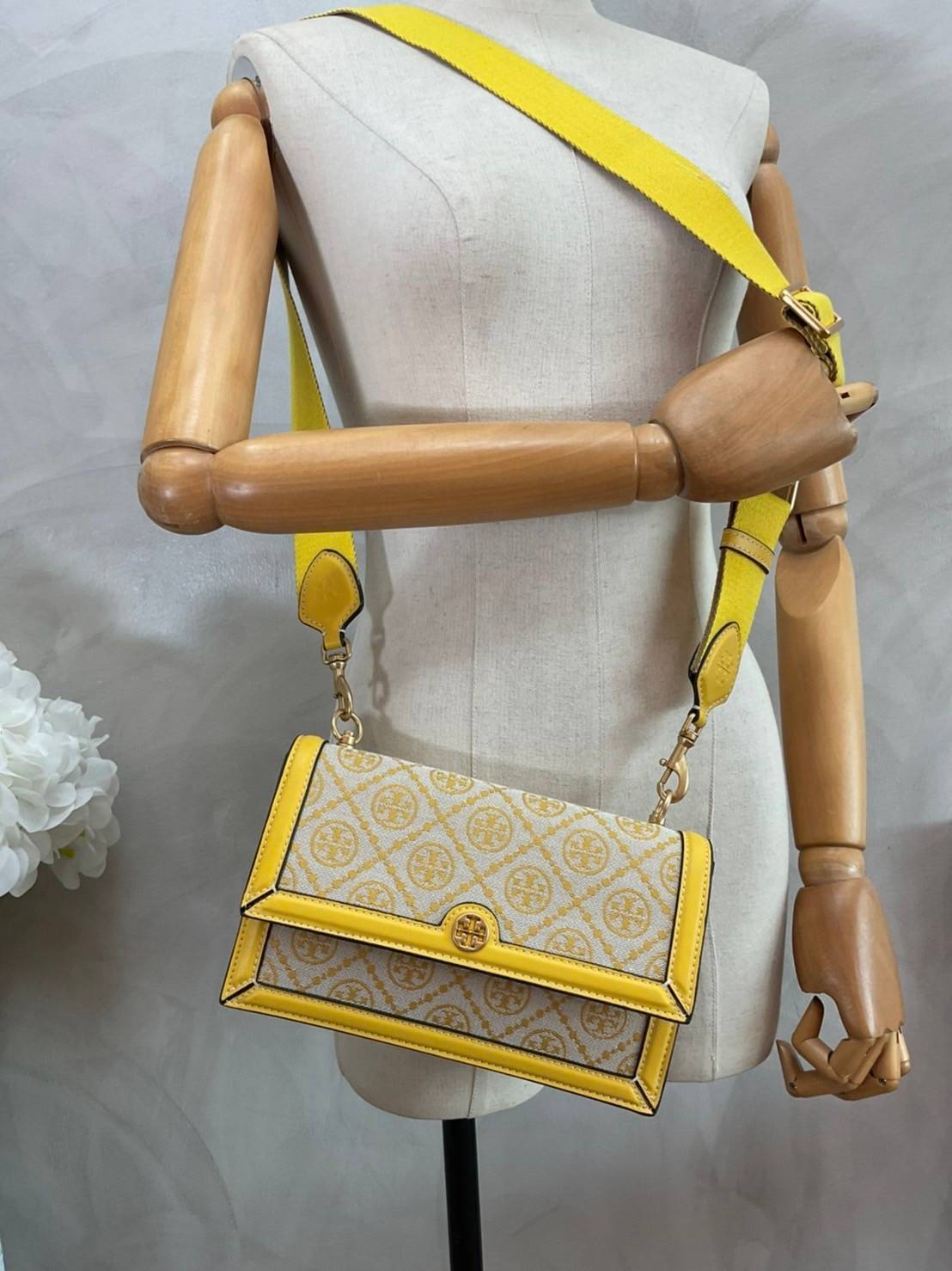 TORY BURCH 81000 MINI T MONOGRAM JACQUARD SHOULDER BAG คอลเลคชั่นฤดูใบไม้ผลิ 2021 กระเป๋าสะพายรุ่นใหม่จาก Tory Burch ดีไซน์สวยคลาสสิค แฝงไว้ด้วยความหรู ลวดลายผ้าแจ็คการ์ด T Monogram บนกระเป๋า Tory Burch นี้ เป็นการยกย่องให้กับงานควิลท์ชาวเพนซิลเวเนียดัตช์