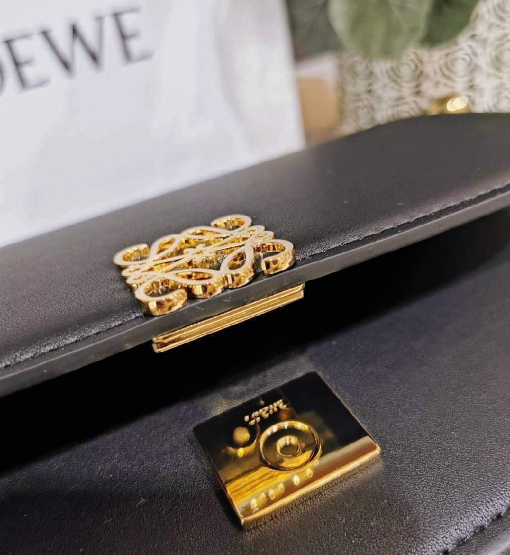 LOEWE CROSSBODYBAG VIP GIFT WITH PURCHASE (GWP) กระเป๋าสะพายพรีเมี่ยมกิ๊ฟ Limited Edition จากน้ำหอม LOEWE DUTY FREE วัสดุหนังแท้ Calf Leather หนังเรียบสวยอยู่ทรงดีไซน์สุดคลาสสิค เปิดปิดด้วยฝาปิดโลโก้แบรนด์อะไหล่ทองหรู ภายในมีช่องแบ่งหลายช่องแยกเป็นสัดส่วน