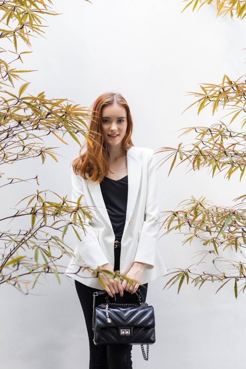 รุ่นขายดีเข้าเพิ่มค่า KEEP รุ่น coco chain handbag กระเป๋าทรงหรู รอบใหม่ ใช้หนัง Microfiber นิ่ม ฟู ตึงสวย ทนกว่าเดิมอยู่ทรง ใครชอบสไตล์นี้ห้ามพลาดนะคะ ใบนี้มีหูถือได้ ด้านในสีแดงสวย มีช่องแบ่งเก็บของหลายช่อง ด้านหลังมีช่องพิเศษสามารถใส่มือถือได้ค่ะ สายปร