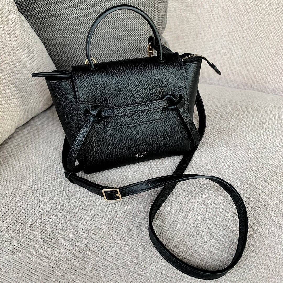 CELINE HANDLE AND CROSSBODY BAG VIP GIFT WITH PURCHASE (GWP) กระเป๋าถือและสะพายพรีเมี่ยมกิ๊ฟ Limited Edition จาก CELINE HAUTE PARFUME DUTYFREE COUNTER หนัง Saffiano ดีไซน์ยอดนิยมหนังสวยอยู่ทรงดูแลรักษาง่าย เปิดปิดด้วยฝาปิด Belt ด้านหน้ามีโลโก้แบรนด์ภายในโ