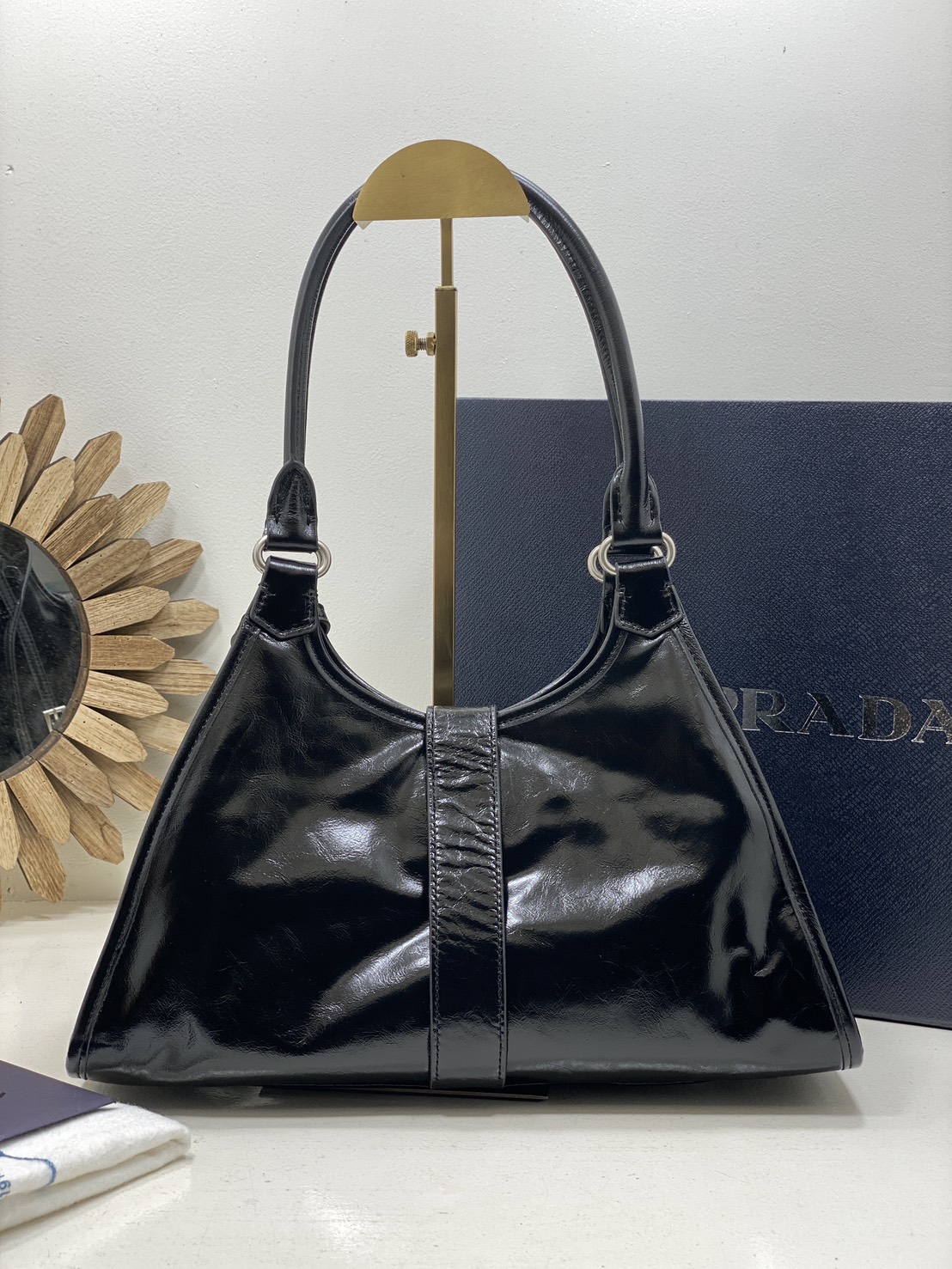 TOP ORI หนังแท้ | เกรดดีสุด PRADA Medium leather tote bag / pradahobo กระเป๋าสะพายทรงโฮโบ คลาสสิคหนังเงาสวยหรูดูแพง ใบใหญ่กำลังดี ดีไซน์ใหม่ล่าสุด ภายในโล่งกว้าง จุของได้สบายๆ