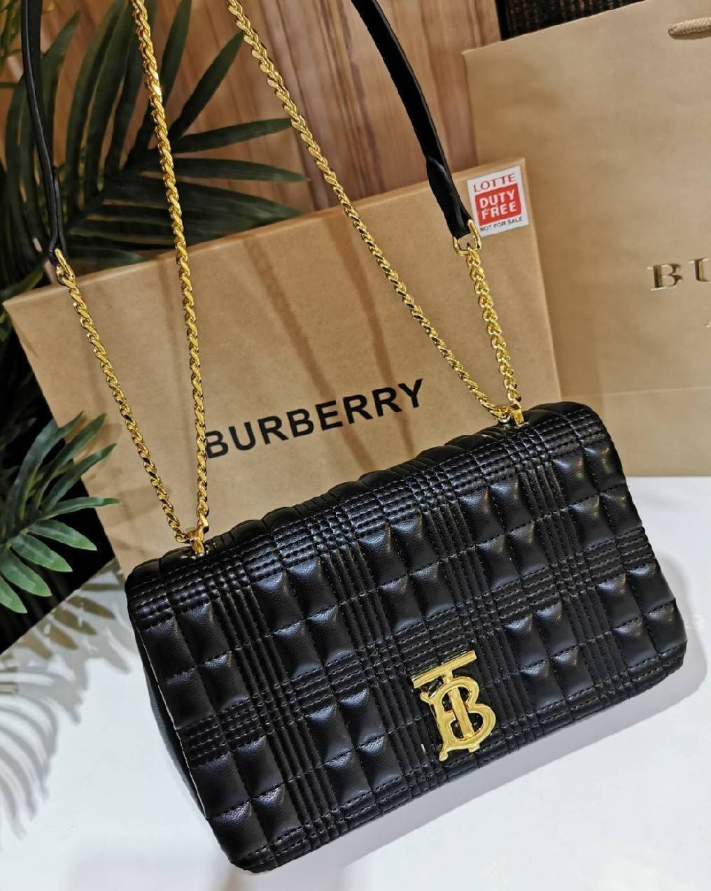 BURBERRY FRAGRANCES QUITED LAMBSKIN BAG VIP GIFT WITH PURCHASE GWP พรีเมี่ยมกิ๊ฟ Limited จาก BURBERRY Perfume DutyFree หนังแท้ Lambskin นิ่มสวยหรูดูดี เปิดปิดด้วยฝาปิดสัญลักษณ์รูปตัวB ภายในโล่งกว้าง ใส่มือถือ กระเป๋าสตางค์ได้ มาพร้อมสายสะพายโซ่ทองต่อหนังร