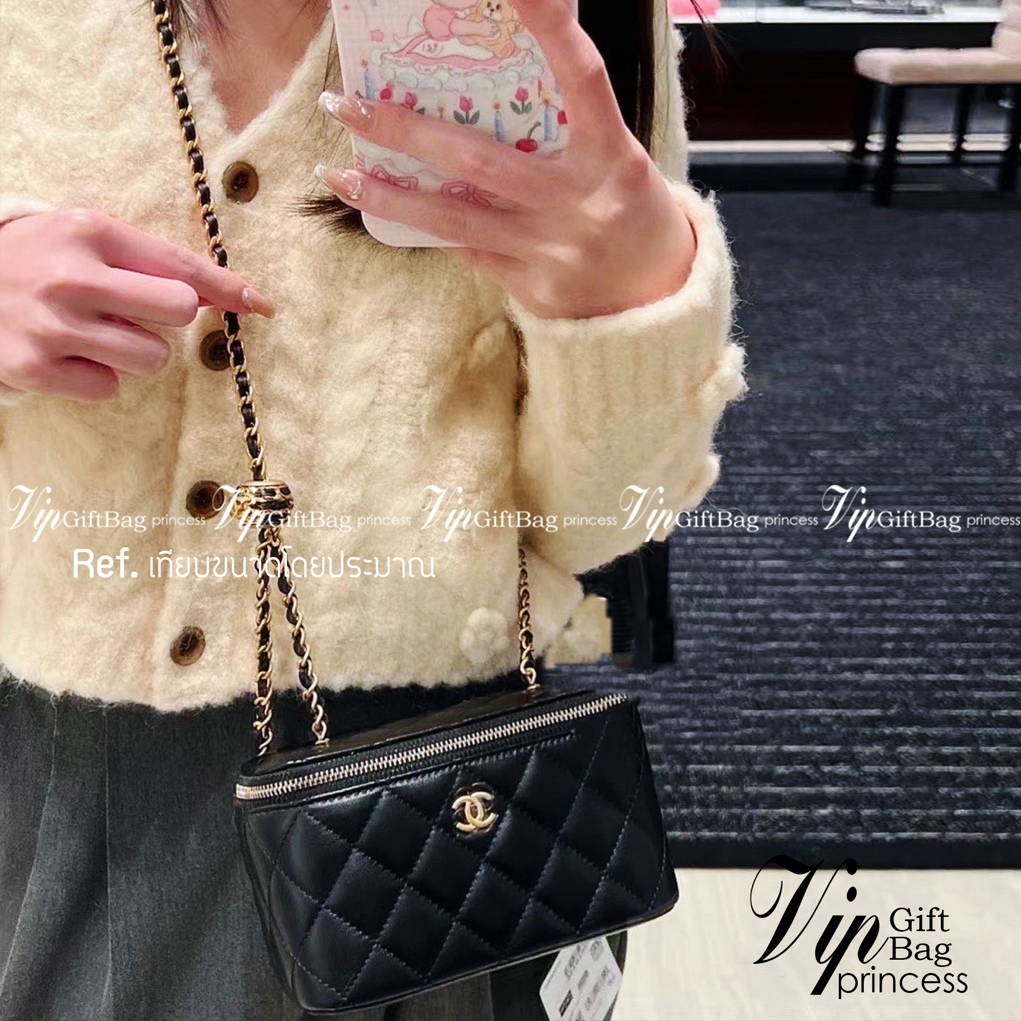 CHANEL Pearl Crush Vanity Case With Classic Chain / Chanel Vanity crossbody bag ฮอตสุด น่ารักสุด กระเป๋าทรงกล่องใบเล็กน่ารัก มี 2 ขนาด งานหนังสวย ตอบโจทย์และครองใจสาวๆ ได้อย่างแท้จริง ดีไซน์เรียบหรู มาพร้อมโลโก้อะไหล่ทองเพิ่มความโดดเด่น เป็นอีกรุ่นที่สาวๆ