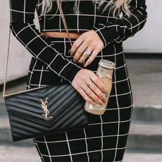 ไม่เคยผิดหวังจริงๆ!! กับรุ่นที่สาวๆรู้กัน Yves Saint laurent clutch bag with chain กระเป๋าสะพายทรง woc สุดฮอต ดีไซน์เรียบหรู โดดเด่นด้วยโลโก้ด้านหน้า เพิ่มดีเทลความผู้ดี วัสดุหนัง pepble ทนทาน ใช้งานง่ายเพียงแค่เปิด-ปิดด้วยกระดุมแม่เหล็ก ภายในแบ่งสัดส่วนไ