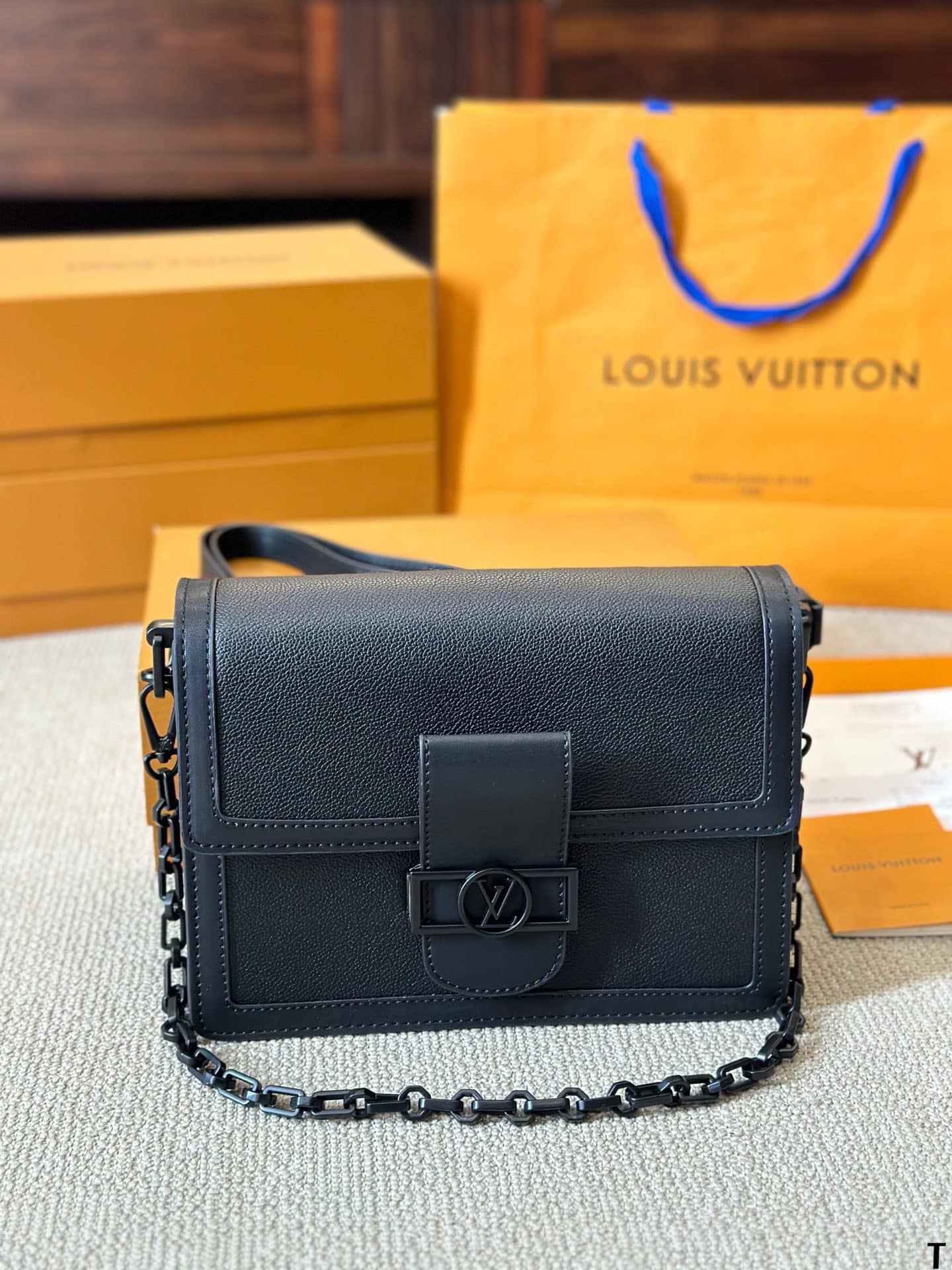 LV Dauphine MM Monochrome Black กระเป๋าสะพายทรงคลาสสิคลุคคุณหนูคุณนาย ยกระดับหนังแมตต์โทนสีดำโมโนโครมจากคอลเลคชั่น Black Out ดีไซน์ตัวล็อก LV สวยหรูเป็นเอกลักษณ์