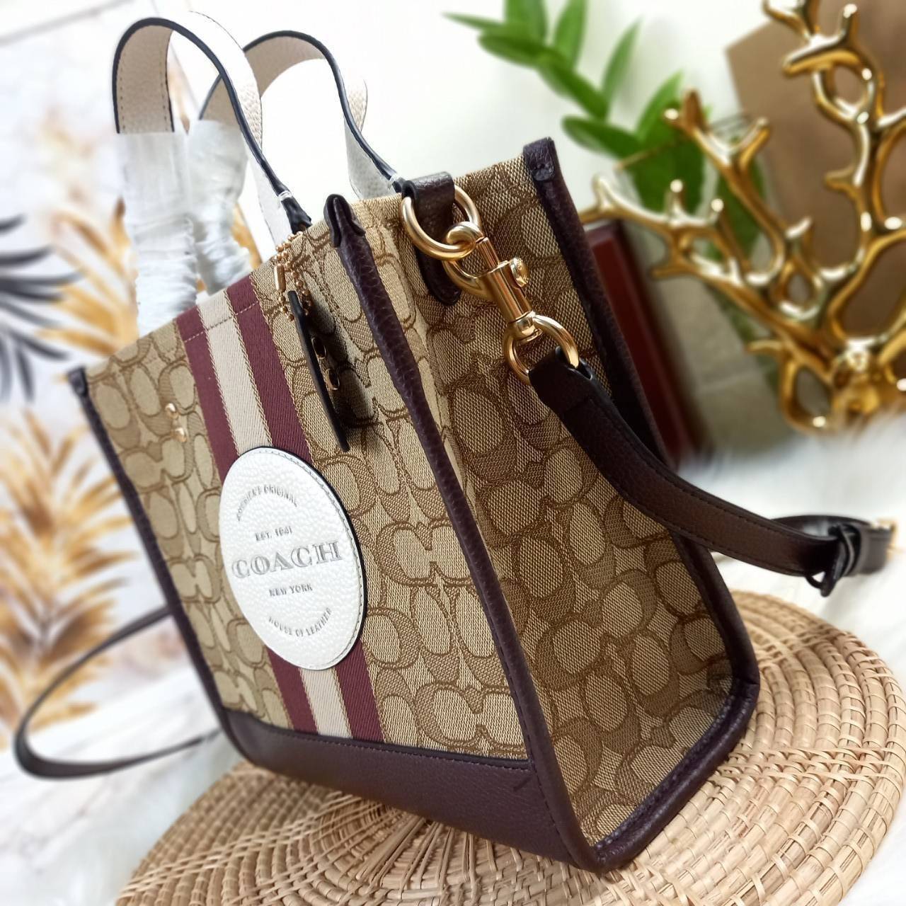 OUTLET 】COACH DEMPSEY TOTE 22 IN SIGNATURE JACQUARD WITH STRIPE AND COACH PATCH (C8406) สีใหม่ น่าใช้อีกแล้ววว 🌺กระเป๋าTOTE ทรงฮิตขนาดกำลังดี มีสายสะพายยาว ถอดได้ ปรับระดับได้ //ลุคไหนๆจัดว่าเกิดทุกงาน //วัสดุ Jacquard ทอลาย signature คาดแถบสีด้าน