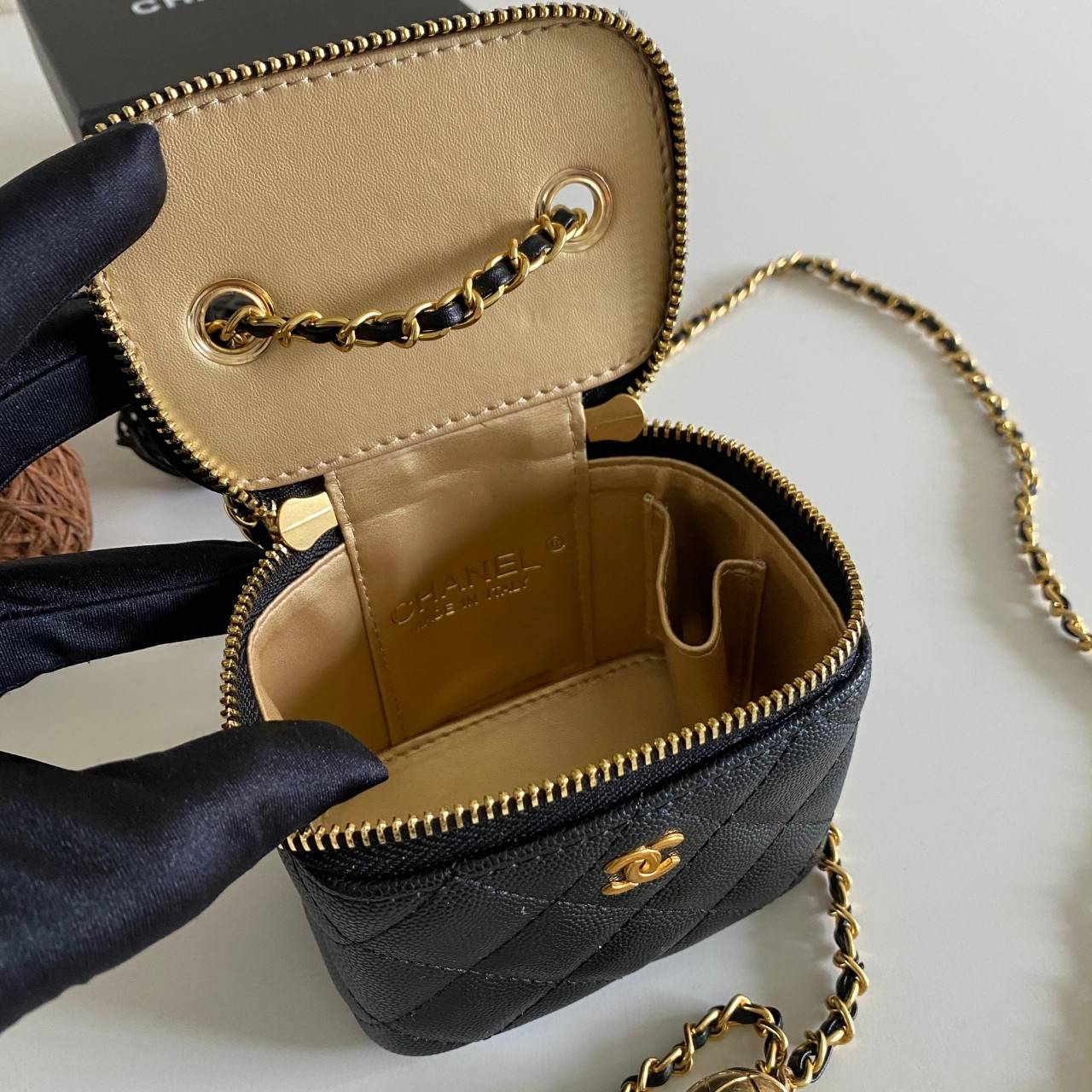 พรีเมี่ยมกิ๊ฟแท้ 100% 】พร้อมส่งที่ไทยที่นี่ที่เดียว Chanel Classic Box With Chain mini 9 cm. หนังคาเวียร์ ปรับสายได้ น่ารักมากกก