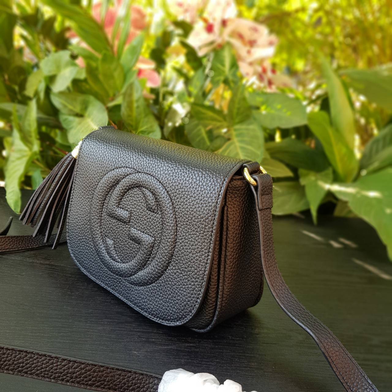 GUCCI Soho small leather disco bag กระเป๋าสะพายครอสบอดี้ทรงสวย ขนาดกำลังดี ใช้งานง่าย เข้าได้กับทุกลุค สายหนังยาวปรับระดับได้ตามการใช้งาน