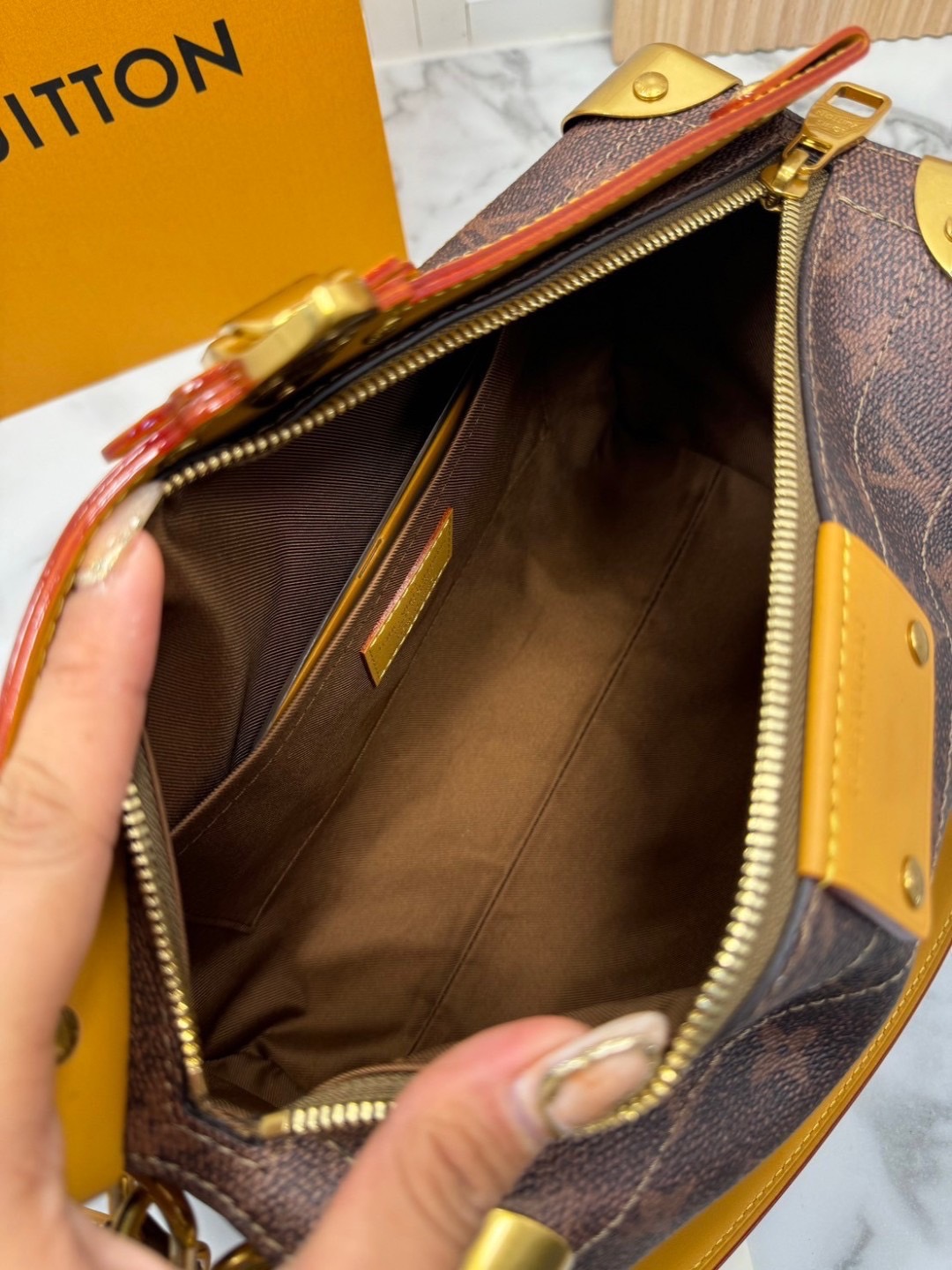 TOP ORI | LV Soul Trunk East West / lvpetite เกรดท็อปออริ เกรดดีสุด หนังแท้ สุดยอดกระเป๋าไอโคนิคสวยทรงเสน่ห์ รูปทรงกล่องปรับดีไซน์ยาวกว่าเดิม โดดเด่นด้วยหมุดเข้ามุม พร้อมตอบรับได้ทุกลุค ทุกสไตล์ไปเลยจ้า