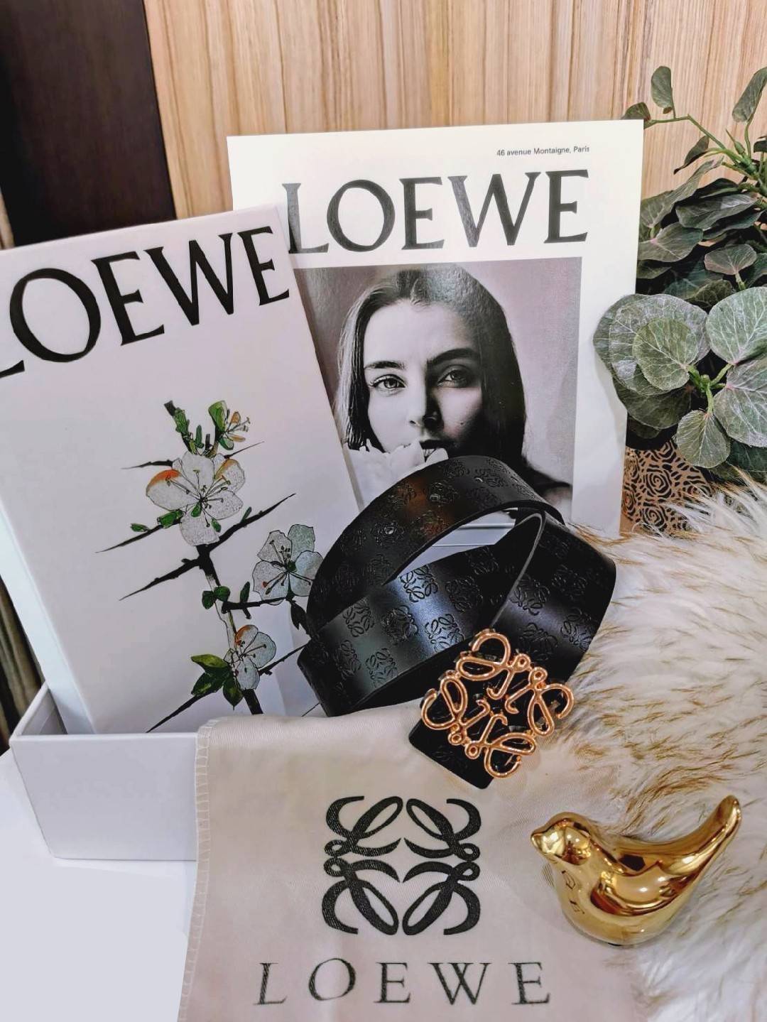 Loewe Logo Leather Belt VIP Gift With Purchase (GWP) วัสดุ Calfskin ปั๊มโลโก้แบรนด์สวยหรูดูดี หัวเข็มขัดโลโก้แบรนด์ 3D อะไหล่ทองตัวสายปรับระดับได้ ดีไซน์เรียบหรูคลาสสิคเข้ากับทุกลุ๊ค ใช้ได้ทั้งชายและหญิงค่ะ ไอเท็มแนะนำสวยน่าใช้น่าสะสม เหล่าสาวก Loewe GWP 
