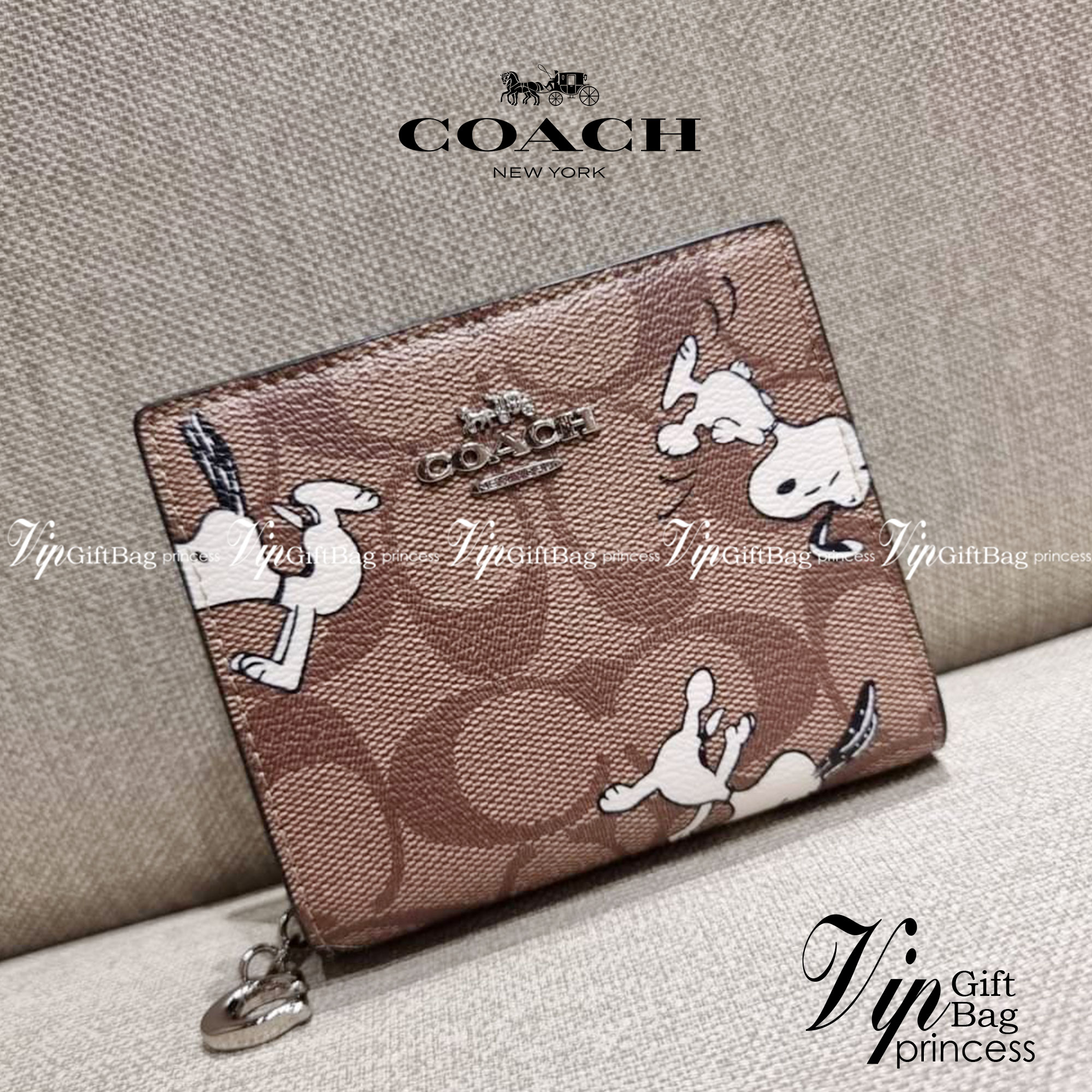 C4591 C4592 COACH COACH x PEANUTS SNAP WALLET IN SIGNATURE CANVAS WITH SNOOPY PRINT / WITH WOODSTOCK PRINT กระเป๋าสตางค์ใบเล็ก ขนาดกำลังเหมาะ ดีไซน์น่ารักอีกแล้วจ้า ♥️ มันน่ารักน่าใช้มาก โดดเด่นด้วยลายคอลเลคชั่นยอดฮิต วัสดุหนังแคนวาสเคลือบลาย เปิด-