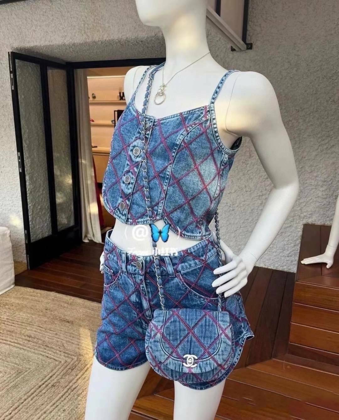 CHANEL 2022 COCO BEACH Denim Saddle bag / CHANEL Mini Flap Bag Denim Pearl Silver งานเดนิมน่ารักๆแบบเท่ๆ ไปเลยค่า พร้อมส่งที่ไทย จำนวนจำกัด สินค้าต้องมีติดตัวเลยค่าา! กระเป๋าคล้องไหล่หรือสามารถสะพายแบบครอสบอดี้ร์ได้ วัสดุเดนิมทั้งใบ สายสะพายแบบโซ่สวยงาม ข