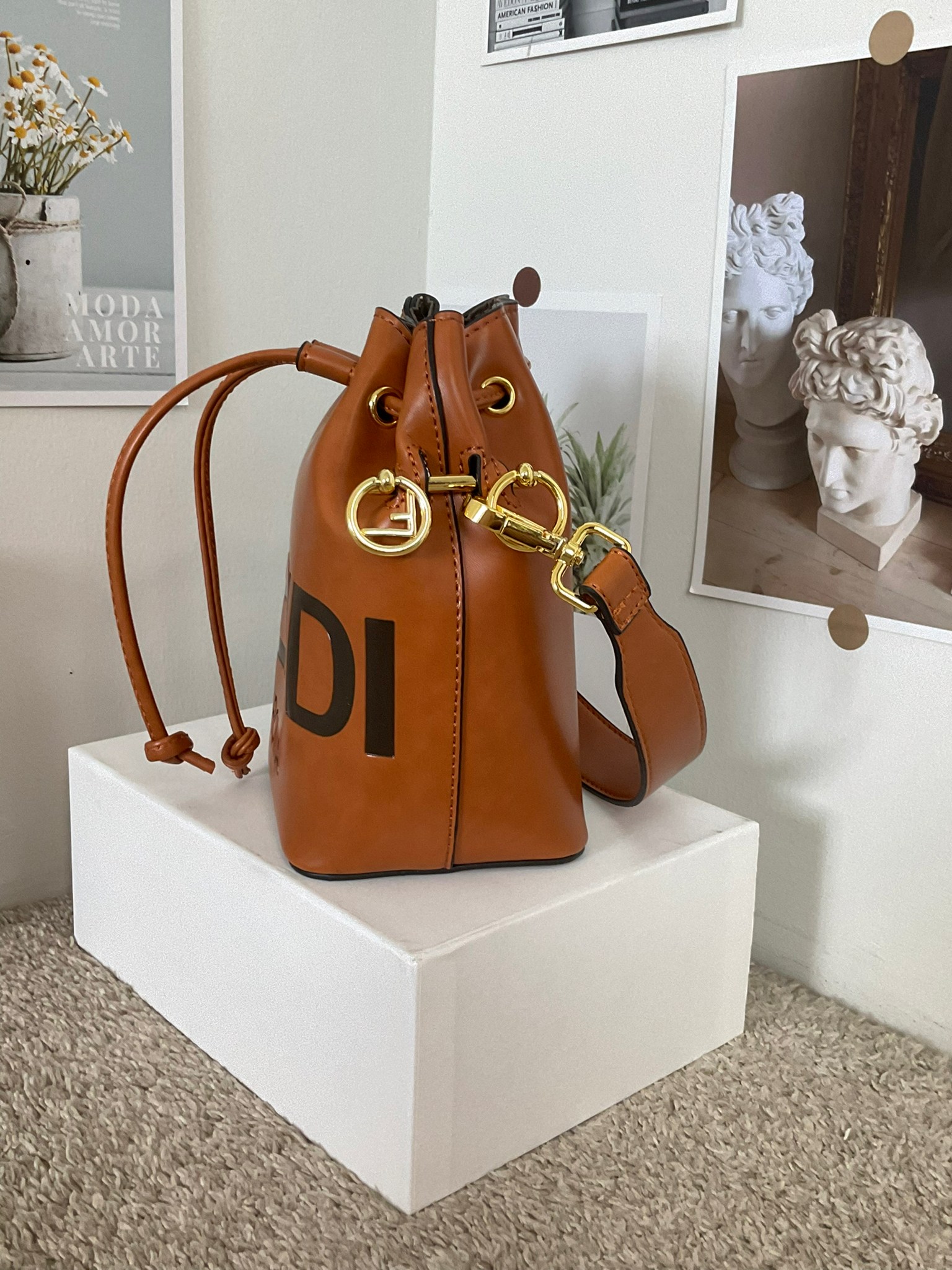 FENDI MON TRESOR MINI LEATHER BUCKET IN BROWN ทรงขนมจีบสุดฮิต! เปิดปิดด้วยตัวเปิดแบบรูด ภายในมีช่องใส่ของหลัก ใส่กระเป๋าสตางค์กลาง + มือถือได้ ทรงนี้กำลังมาแรงมาก อะไหล่ทอง มีสายให้สองแบบ ปรับเปลี่ยนลุคได้ง่าย พร้อมส่งที่ไทยราคาสุดคุ้มห้ามพลาดค่ะ!