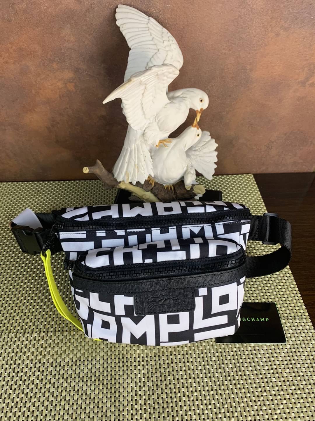 LONGCHAMP LE PLIAGE LGP BELT BAG M เท่ห์อย่างมีสไตล์กระเป๋าทรงคาดอกและคาดเอวดีไซน์แนวสปอร์ต เพิ่มความโดดเด่นทันสมัยด้วยลายซิกเนเจอร์ มีช่องซิปที่ใช้งานง่ายช่วยให้คุณหยิบใช้สิ่งของจำเป็นได้อย่างสะดวกและง่ายดาย และผสานสายรัดแบบปรับได้เข้ากับหัวเข็มขัดตัวล็อ