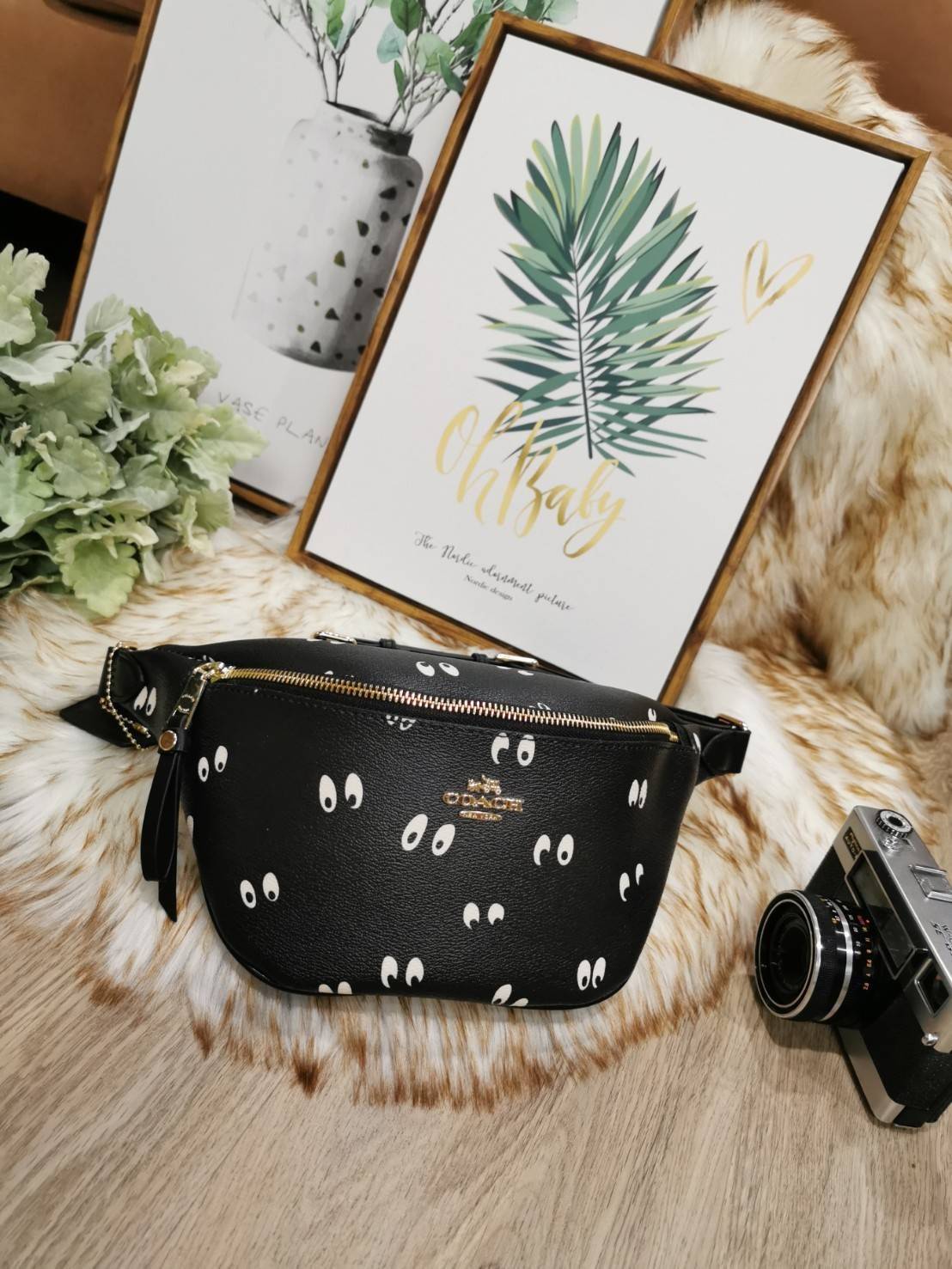 Coach Factory Belt Bag New in! กระเป๋าสะพาย คาดอก เอว วัสดุหนังเเกะสังเคราะห์ เนื้อหนา สวยอยู่ทรง อะไหล่ทอง ด้านหน้าประดับ logo brand ใส่ wallet กลาง ไม่เกิน 19 cm. มือถือได้ทุกรุ่น สายสะพายปรับได้ค่ะ