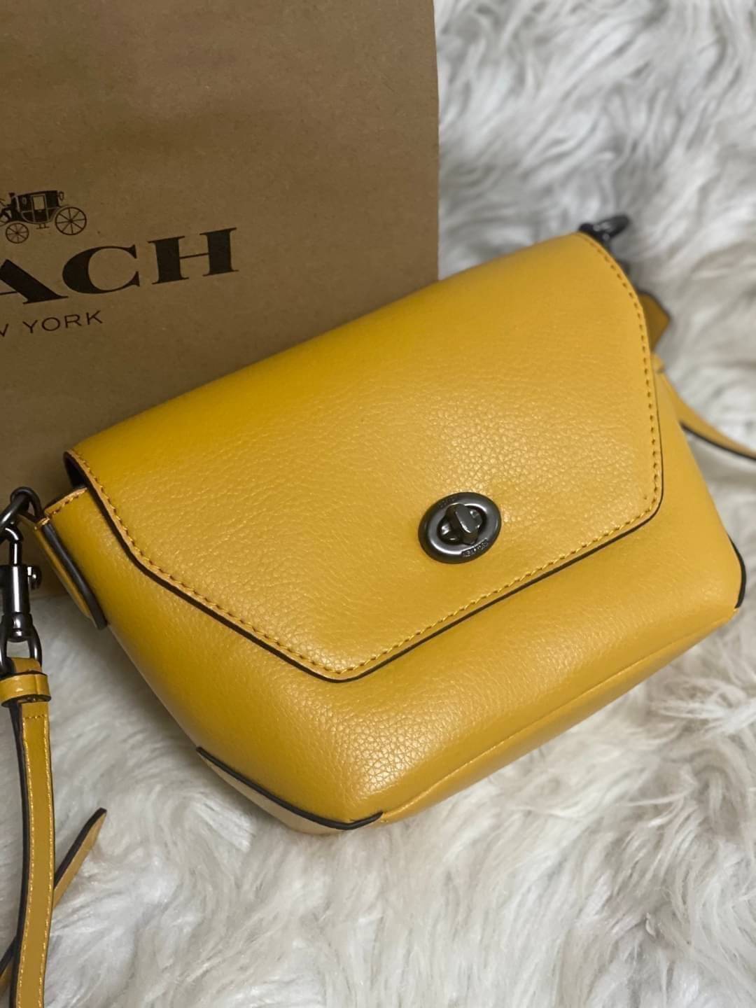 คอลเลคชั่นใหม่ ทั้งสวยทั้งคุณภาพค่ะ😘 COACH KARLEE CROSSBODY BAG 💐พร้อมส่ง ได้ไปไม่ผิดหวังแน่นอนค่ะ! สวยๆแบบคนดังระดับโลกกันค่าา กระเป๋าสะพายแบบครอสบอดี้ร์ หนังแท้นิ่มสวยงามมากๆค่ะ รูปทรงน่ารักกระทัดรัด เปิดปิดกระเป๋าแบบหมุนล็อค ภายในสามารถ