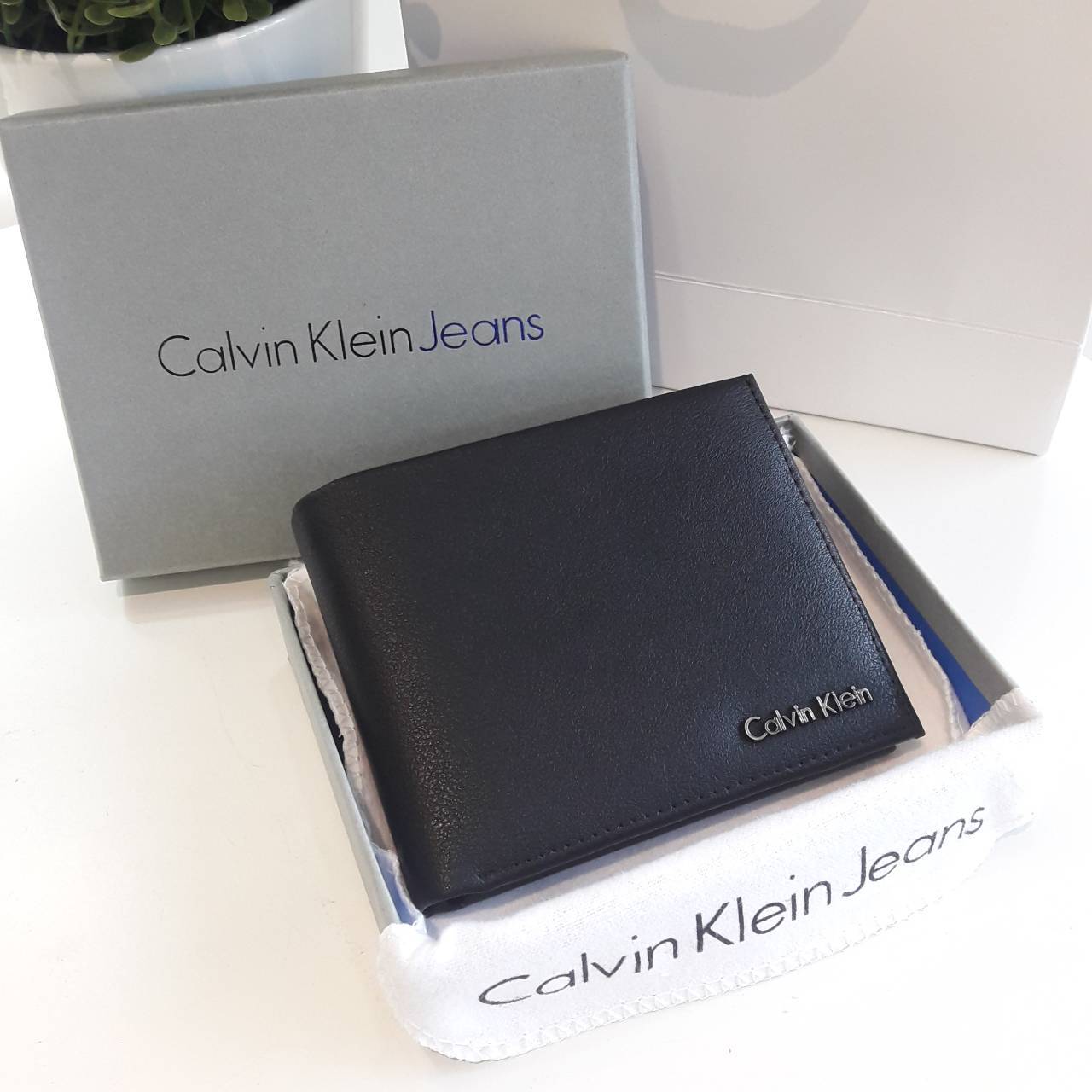 Set กระเป๋าสตางค์ชาย Calvin Klein Short Wallet กระเป๋าสตางค์ใบสั้น ของแท้100% ได้มายากมากค้าาา น้ำหนักเบา ด้านหน้าประดับด้วยโลโก้แบรนด์โลหะเงิน ด้านในเปิดได้ทั้งแบบสองและสามพับ ช่องใส่บัตรเยอะจุใจ ท่านไหนที่กำลังมองหาของขวัญสุดหรู ให้คุณผู้ชาย เซ็ตนี้ตอบโ