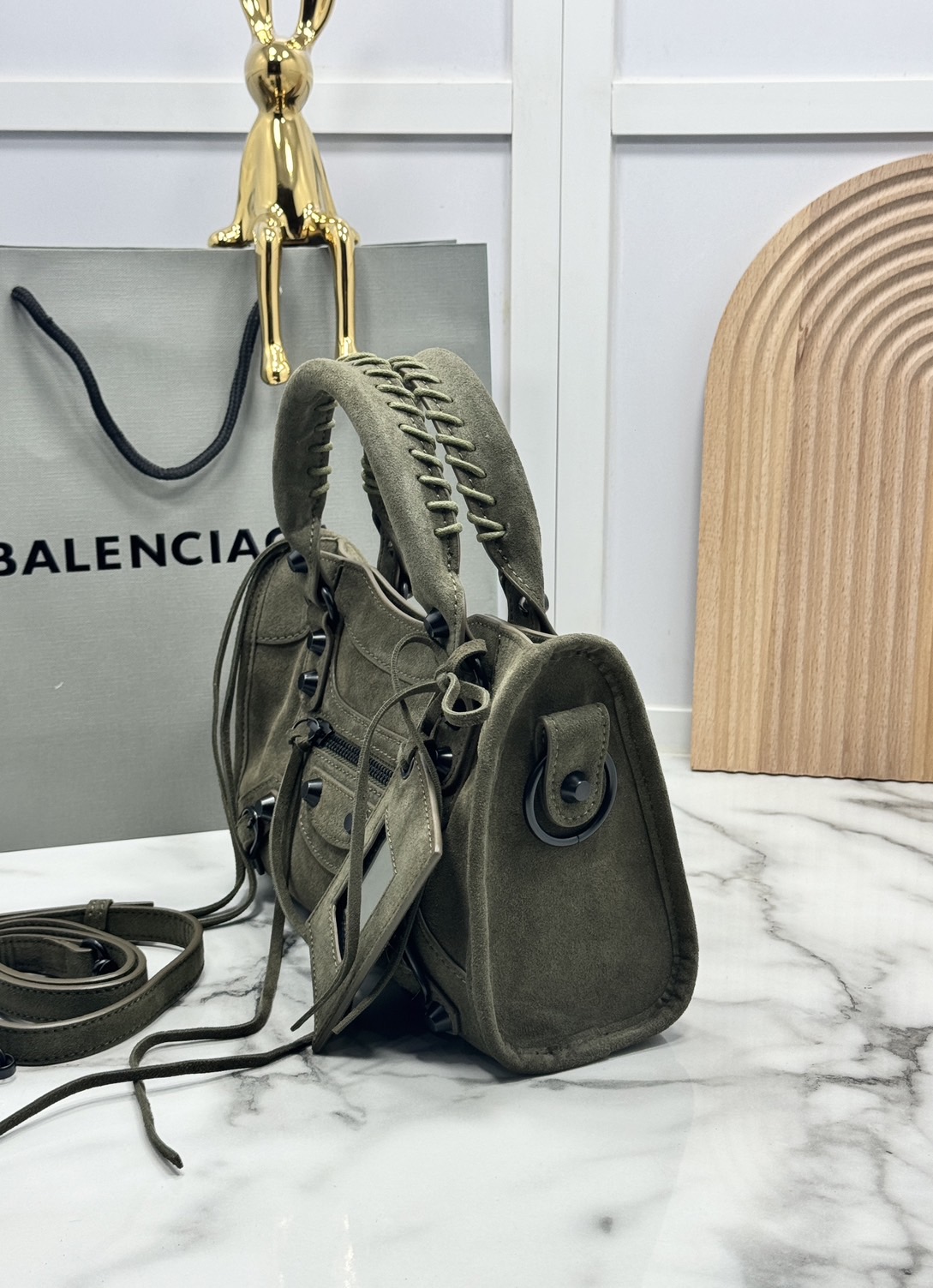 ORI หนังแท้ | Balenciaga Le City suede bag กระเป๋าถือ/สะพายข้างดีไซน์โดดเด่นสวยเท่ล้ำสมัย ใหม่ล่าสุดงานหนังกลับที่สุดแห่งความไอคอนิกไม่เหมือนใคร มีกิมมิคและลูกเล่นแพรวพราว