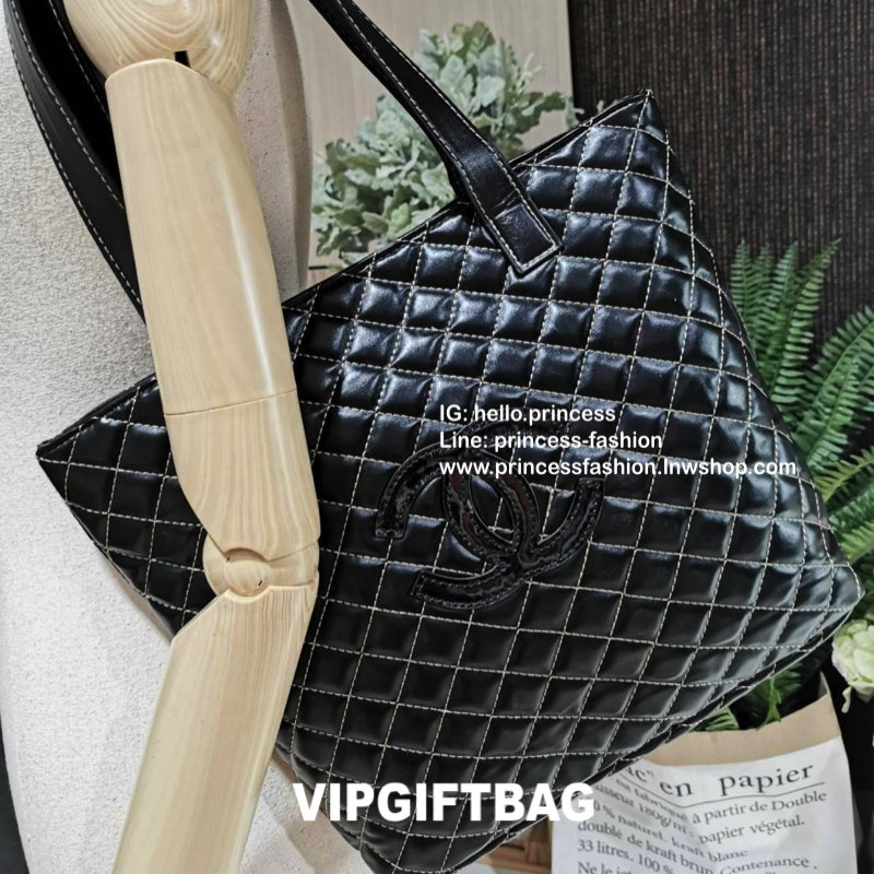 Chanel GWP Tote Bag กระเป๋าสะพายทรง Tote VIP Gift With Purchase (GWP) Limited Edition พรีเมี่ยมกิ้ฟของแท้รุ่นใหม่ล่าสุดจาก Chanel Cosmetic Counter วัสดุหนังนิ่มเรียบลายตารางอยู่ทรงสวยด้านหน้ามีโลโก้แบรนด์ ขนาดกำลังดี เปิดปิดด้วยกระดุมแม่เหล็ก ภายในโล่งกว้