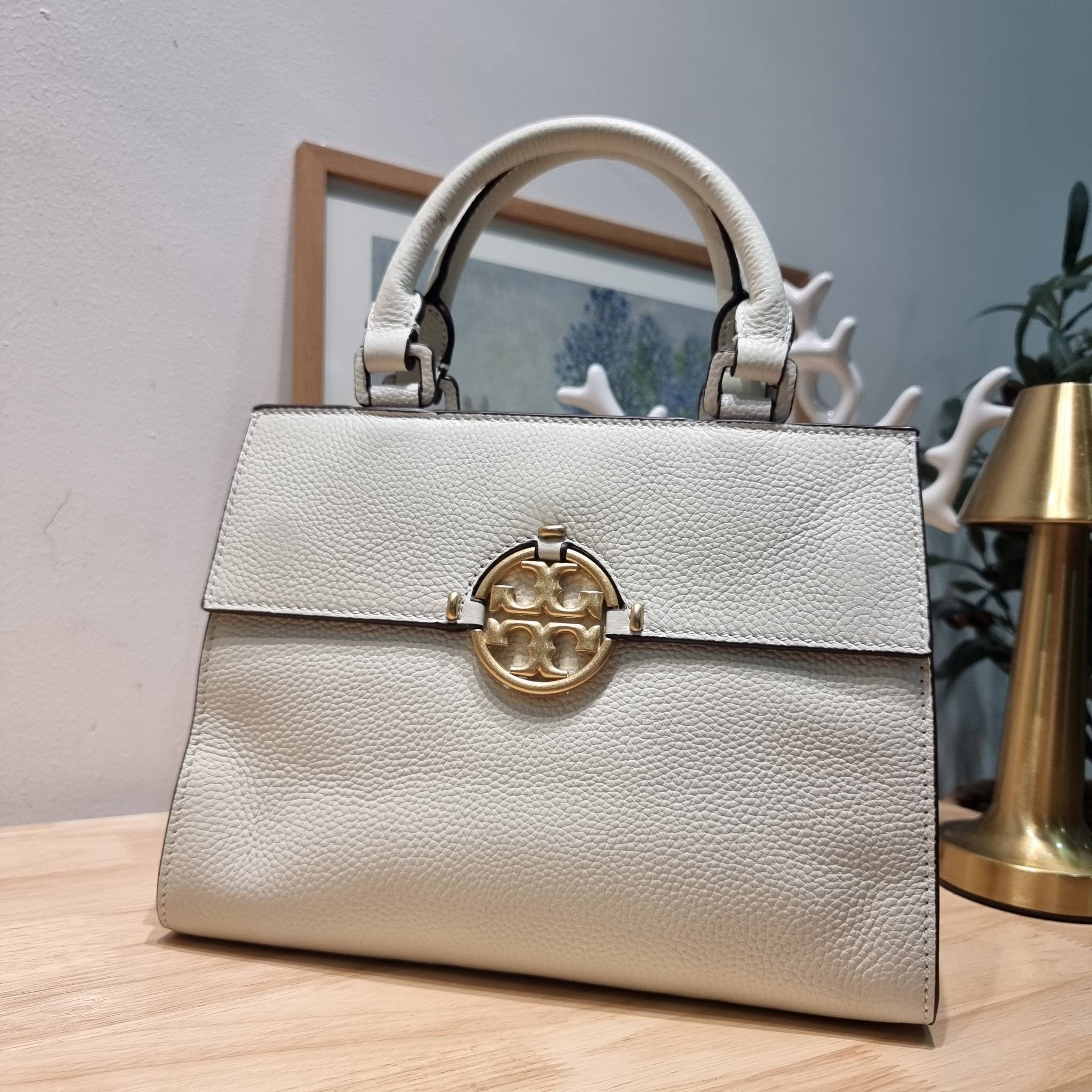 TORY BURCH MILLER TOP HANDLE SATCHEL ใหม่ล่าสุด กับกระเป๋าสะพายรุ่นยอดนิยม ที่มาในดีไซน์ top handle ให้สะดวกใช้ได้มากขึ้นด้วยหูจับในตัว โดดเด่นด้วยโลโก้สีทอง ด้านหน้าและด้านหลังมีช่องเปิดเก็บของได้
