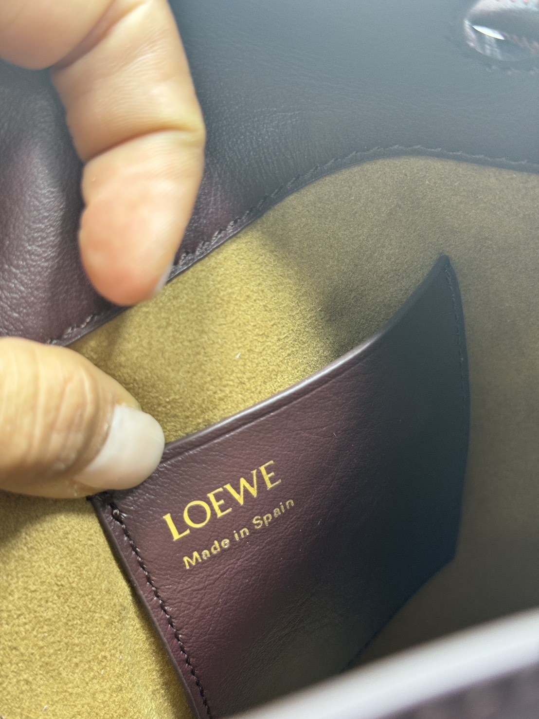 ORI หนังแท้ | LOEWE pebble pouch in smooth กระเป๋าทรงโท้ทดีไซน์คลาสสิค เรียบง่ายแต่ดูแพง มีระดับสุดๆ แต่งหมุดปั้มโลโก้แบรนด์สีทองสวยโดดเด่น เหมาะเป็นไอเท็ม everyday bag จริงๆ