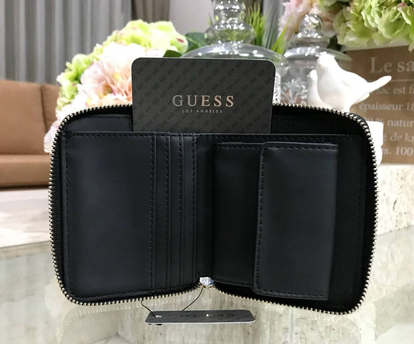 GUESS FACTORY WOMEN'S SHORT WALLET กระเป๋าสตางค์สั้นรุ่นใหม่ล่าสุดไอเท็มแนะนำวัสดุหนังปั้มโลโก้รอบใบสวยอยู่ทรงด้านหน้าประดับโลโก้แบรนด์ ภายในมีช่องใส่ธนบัตรใส่เเบงก์พันได้ มีช่องใส่เหรียญ ช่องใส่บัตรหลายช่อง ตัวจริงสวยน่าใช้ ภาพถ่ายจากสินค้าจริงมาพร้