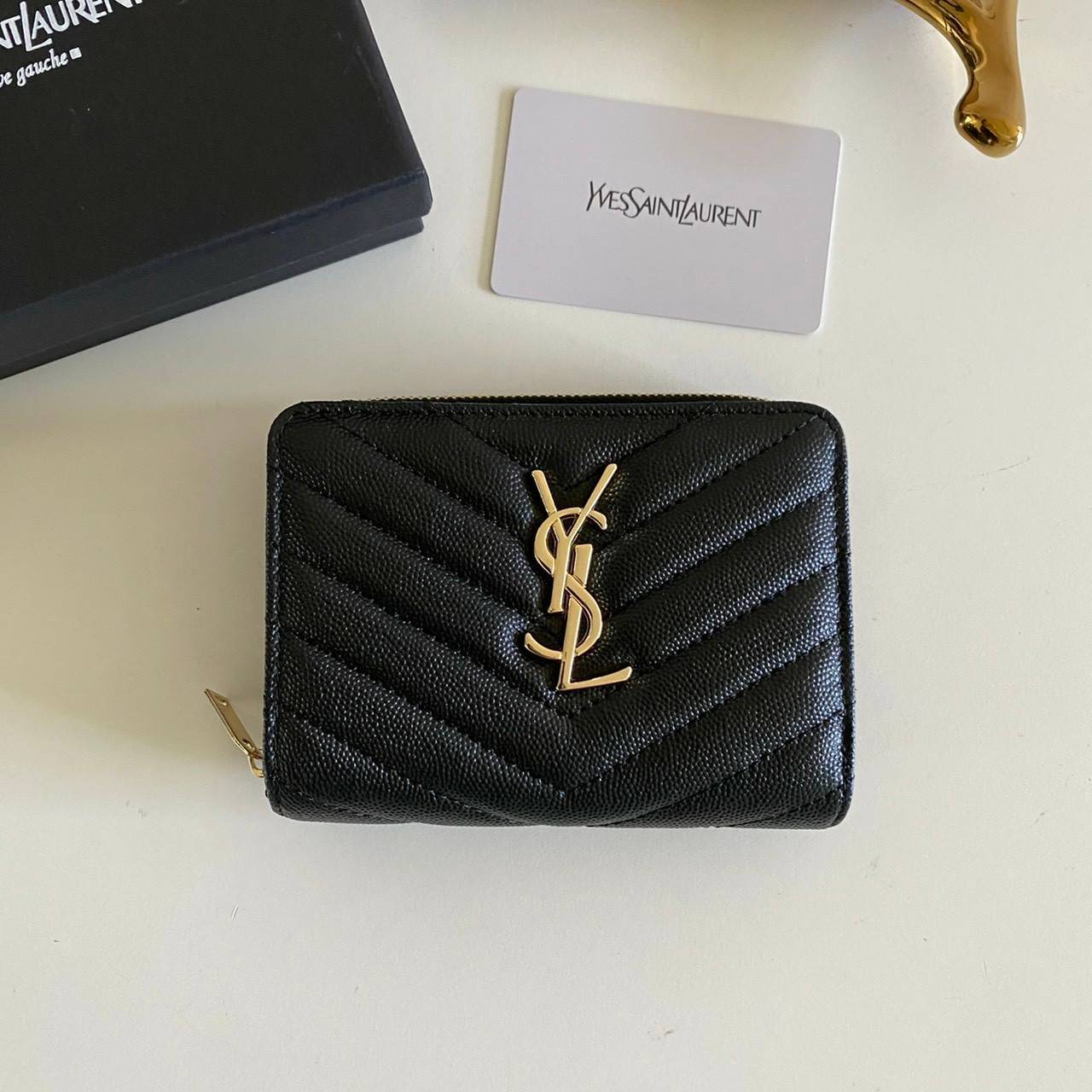 VIP GIFT 】หนังแท้ YSL Saint Laurent monogram compact zip short wallet มาแล้วจร้า ถามหากันเยอะมากๆ กระเป๋าสตางค์ใบสั้นที่ใส่แบงค์ ใส่บัตร ใส่เหรียญได้เยอะสุดๆ มีสองด้านซิปและพับ ใบเดียวครบจบเลย หนังสวยมาก ละเอียดสุดๆ